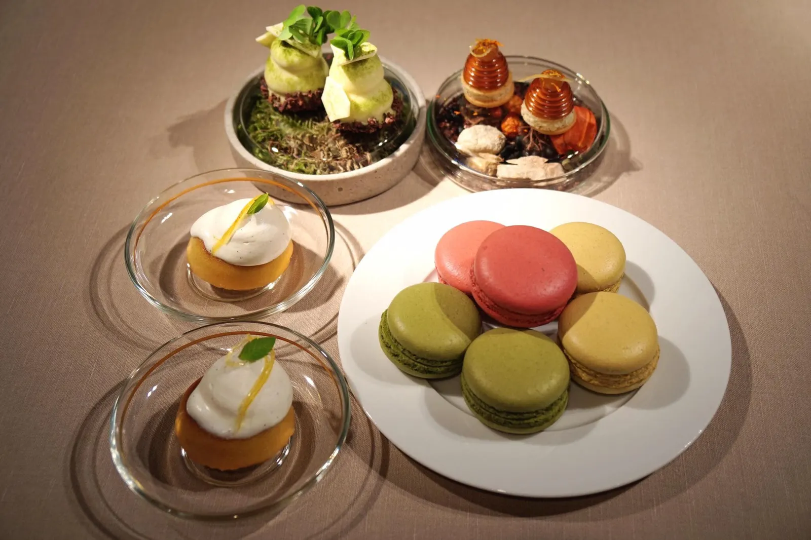 🍬 Petit Four สำหรับเปอตีโฟว์เสิร์ฟมาเป็นเซ็ทใหญ่ๆชนิดที่ว่าบังคับให้อิ่มเลยทีเดียว