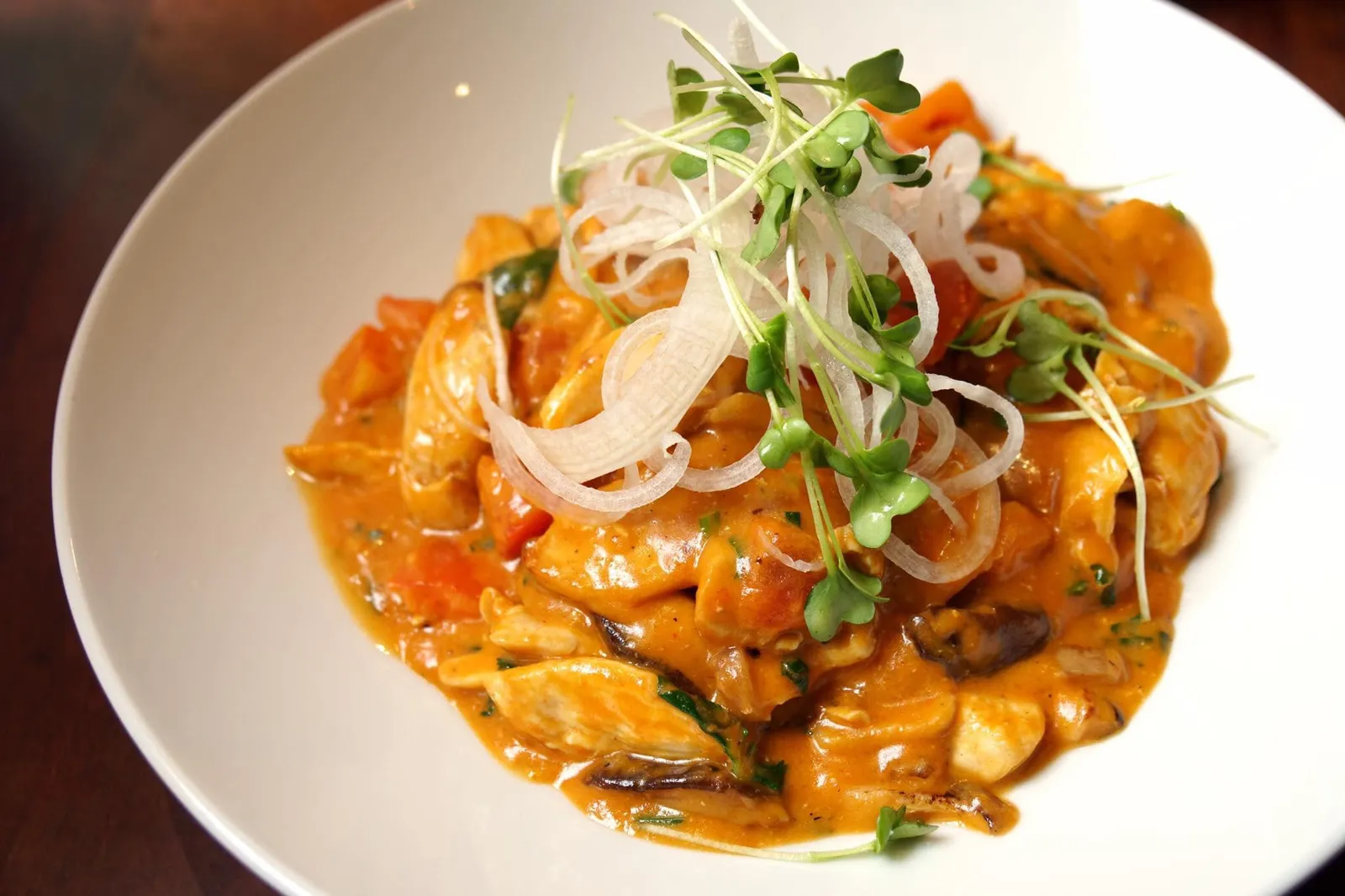 THAI RED CHICKEN CURRY (€ 19,50) Thailändisches Hühnercurry mit frischen Pilzen แกงแดงหรือแกงเผ็ดไก่แบบไทย ใสเห็ดลงไปด้วย เนื้อแกงเนียน มีกลิ่นหอมใช้ได้ ไก่เนื้อนุ่มดี ไม่สุกเกินไป เเม้จะเรียกว่าแกง เเต่น้ำใส่มาเเบบขลุกขลิก อร่อย หอมดี ถ้าไม่คิดว่าเป็นอาหารไทย (12/20)