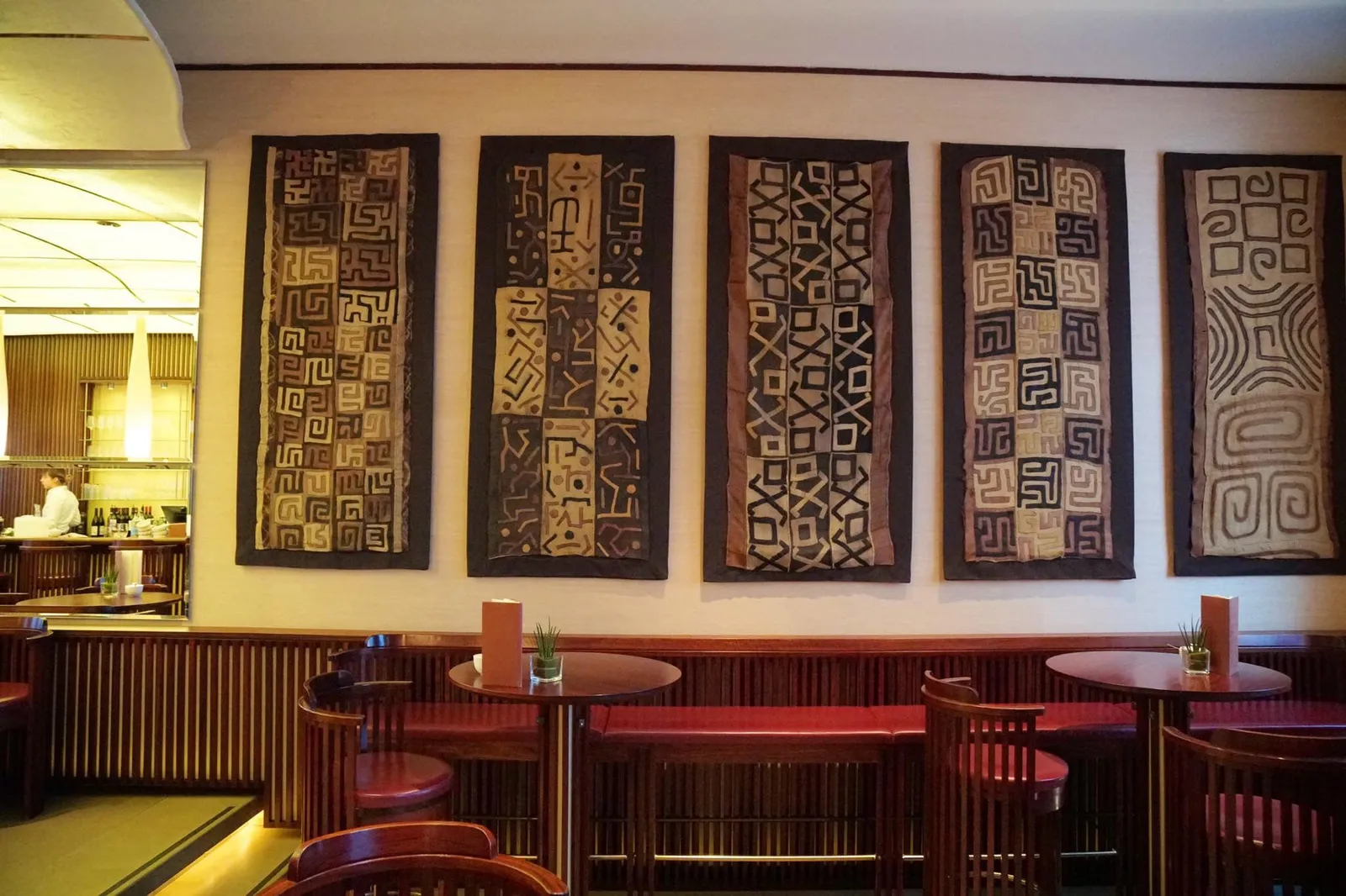 ทางร้านมีคอนเซปที่น่าสนใจคือการสร้างเมนูที่โดดเด่น มีเอกลักษณ์โดยไม่จำกัดสัญชาติของอาหาร มีทั้งอาหารญี่ปุ่น แกงอินเดีย แกงไทย อาหารฝรั่งเศสประยุกต์ และอาหารฟิวชั่นมากมาย ทั้งอาหารคาวและอาหารหวานจัดเสิร์ฟมาในโคนขนาดเล็กหรือจานไซส์มินิเรียกว่า “ฟิงเกอร์ฟู้ด”