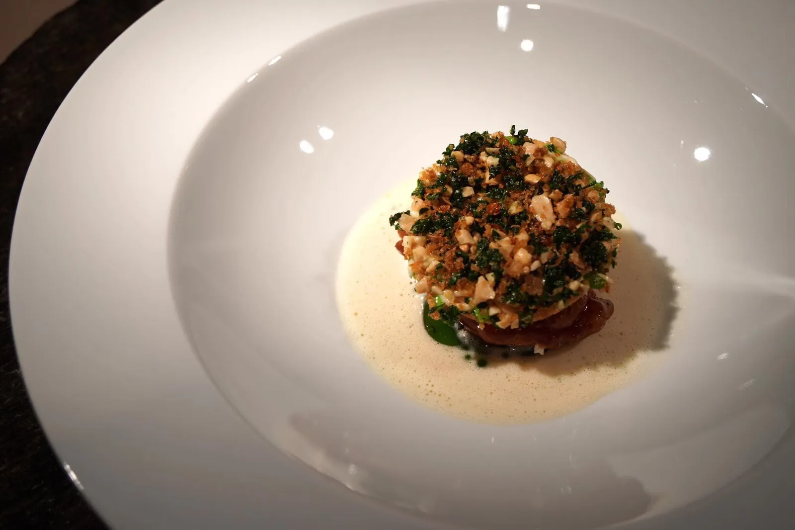 🐂 Glazed sweetbread cabbage, parsley, sauerkraut, peanut & crispy chicken skin จานต่อมาคือ veal sweetbreed ทำจากเนื้อวัว นุ่ม ไร้ซึ่งกลิ่นสาบ ทานกับแผ่นกรอบด้านบนที่มีส่วนผสมของหนังไก่ พาสลีย์ และถั่วลิสง มีรสเผ็ดเล็กน้อย รองด้านล่างด้วยกะหล่ำปลีและซาวเคร้าท์ ตัวซอสมีรสเปรี้ยวนำ เพิ่อตัดรสหวานของเนื้อลูกวัว เสริมรสของเนื้อลูกวัวได้อย่างดีเยี่ยม จานนี้ทางร้านนำเมนู veal sweetbread ซึ่งเป็นเมนูบ้านๆ มาประยุกต์เป็นอาหารที่ซับซ้อน จนนำเสิร์ฟในร้านอาหารระดับสามดาวมิชลินได้อย่างลงตัว (17/20)