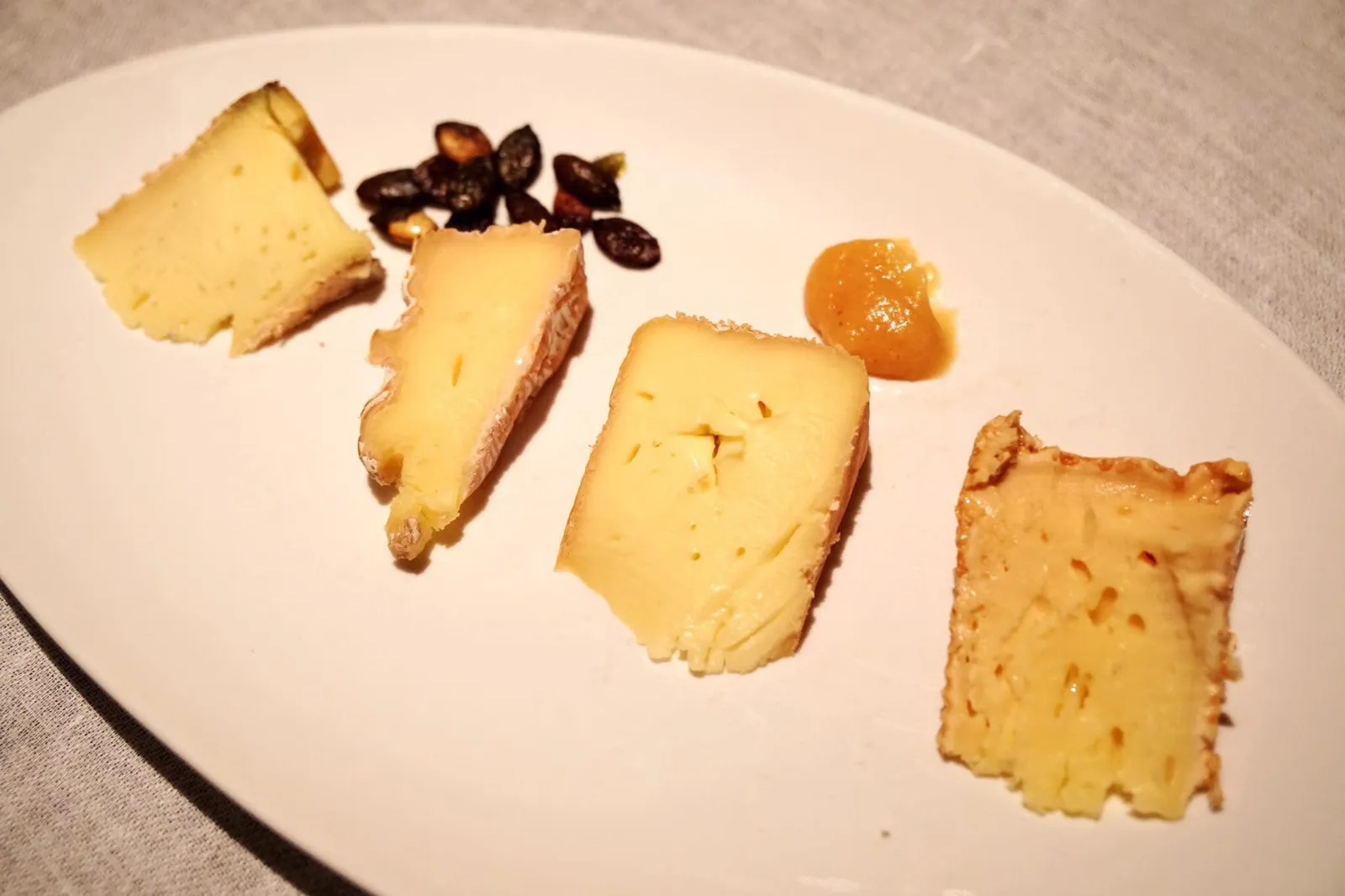 SELECTED CHEESES FROM OUR MEIEREI Bergfichte, Camembert, Roter Brie & Livarot เราเลือกชิมชีสต่างๆกันดังนี้ - ชีสเบิร์กฟิชจากประเทศสวิสเซอแลนด์ เป็นพรี่เมี่ยมชีสที่ได้จากการนำนมวัวไปอบในเปลือกไม้จนมีกลิ่นหอมของเนื้อไม้เเทรกเข้าไปในตัวชีส - ต่อมาอันที่สองคือชีสนมวัวคาเมมแบร์ เดอ นอมังดีย์ นำเข้าจากฝรั่งเศส มีเนื้อสัมผัสกึ่งเเข็ง มีกลิ่นหอม - อย่างที่สามคือชีสนมวัวกึ่งเเข็งโรเตอร์ บรีย์ เป็นบรีย์ชีสสีแดงจากประเทศออสเตรีย - สุดท้ายชีสนมวัวรีวาโร่จากประเทศฝรั่งเศส อันนี้ส่วนตัวไม่ชอบเท่าไหร่ เพราะกลิ่นค่อนข้างแรง