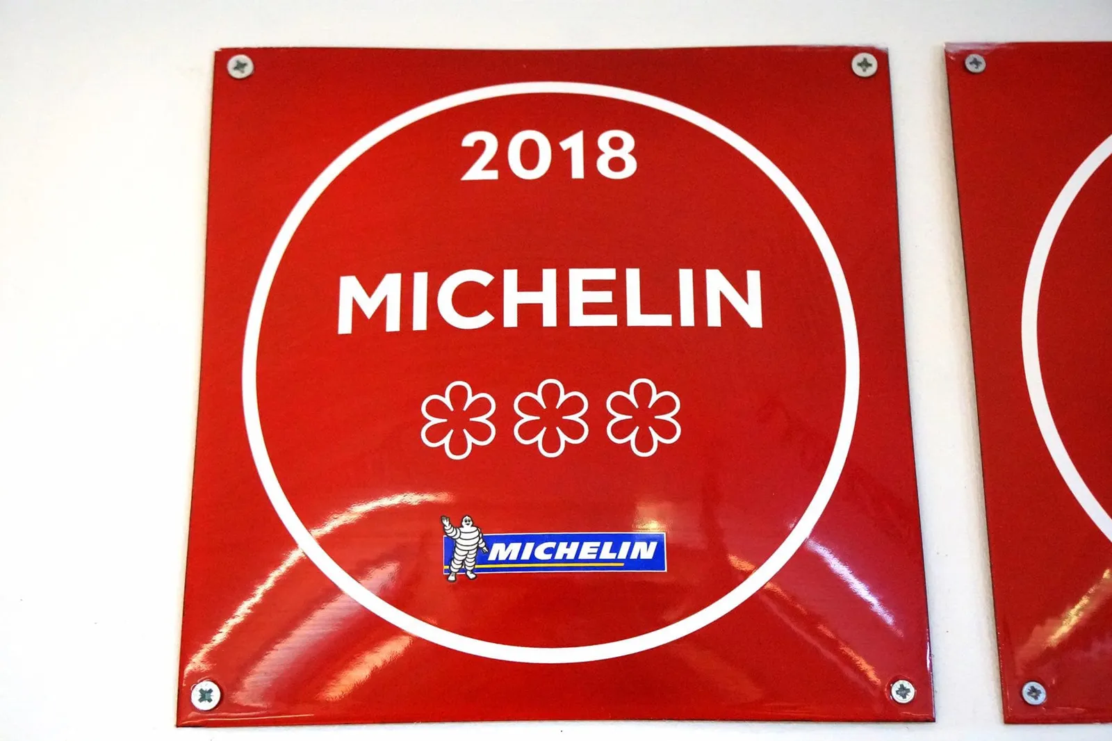 ⭐️⭐️⭐️ 3 Michelin Star - 3 ดาวมิชลิน 👨🏻🍳👨🏻🍳👨🏻🍳 Gault-Millau (3 Torques) - 18 คะเเนนโกทมิโจ (หมวก 3 ใบ)