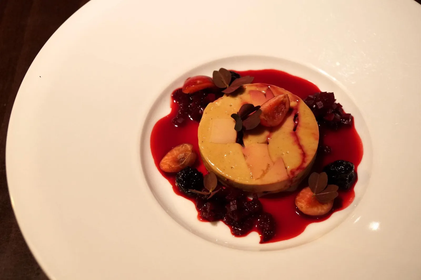 Duck Liver and Tokaji Aszú (5,550 HUF) ใครที่ไปเที่ยวประเทศฮังการี จะพลาดเมนูขึ้นชื่ออย่างปาเต๊ะตับเป็ดคงไม่ได้ และคงสุดยอดมากๆหากได้มีโอกาสทานเมนูขึ้นชื่อนี้ในร้านอาหารระดับติดดาวมิชลิน Duck Liver ตับเป็ดเกรดพรีเมี่ยมหมักในไวน์ขาว Tokaji Aszú เป็นสุดยอด Premium Product ของประเทศฮังการี โดยเมนูนี้ทางร้านนำตับเป็ดฮังการีทำออกมาเป็นปาเต๊ะ รองด้านล่างด้วยแผ่นขนมปังกรอบ ทานกับซอสสีแดงทำจากเชอรี่รสเปรี้ยว และเชอรี่อบแห้ง เมนูนี้เป็นเมนูเมนูแนะนำของร้านขนาดที่โฆษณาเอาไว้ตัวโตๆว่า Made in Hungary แถมมีราคาสูงกว่าอาหารจานอื่นๆ ทำให้เรามีความคาดหวังในอาหารจานนี้สูงมาก สุดท้ายทางร้านก็ไม่ทำให้เราผิดหวัง ตับเป็ดเนื้อสัมผัสเนียนมาก นุ่ม ละมุน มีกลิ่นหอมมากๆ ไร้ซึ่งกลิ่นคาวเครื่องใน ตัดรสเปรี้ยวด้วยซอสเชอรี่ ขนมปังด้านล่างไม่เเข็งจนเกินไปช่วยเพิ่มเนื้อสัมผัสเคี้ยวกรอบตัดกันกับความเนียนของตับได้พอดิบพอดี ถือว่าเป็นหนึ่งในจานตับที่ดีที่สุดเท่าที่เราเคยทานมา ส่วนตัวเเล้วคิดว่ารสชาติเฉพาะเมนูนี้สามารถเสิร์ฟในร้านอาหารระดับ 2 ดาวมิชลินได้เลยด้วยซ้ำ (17/20)