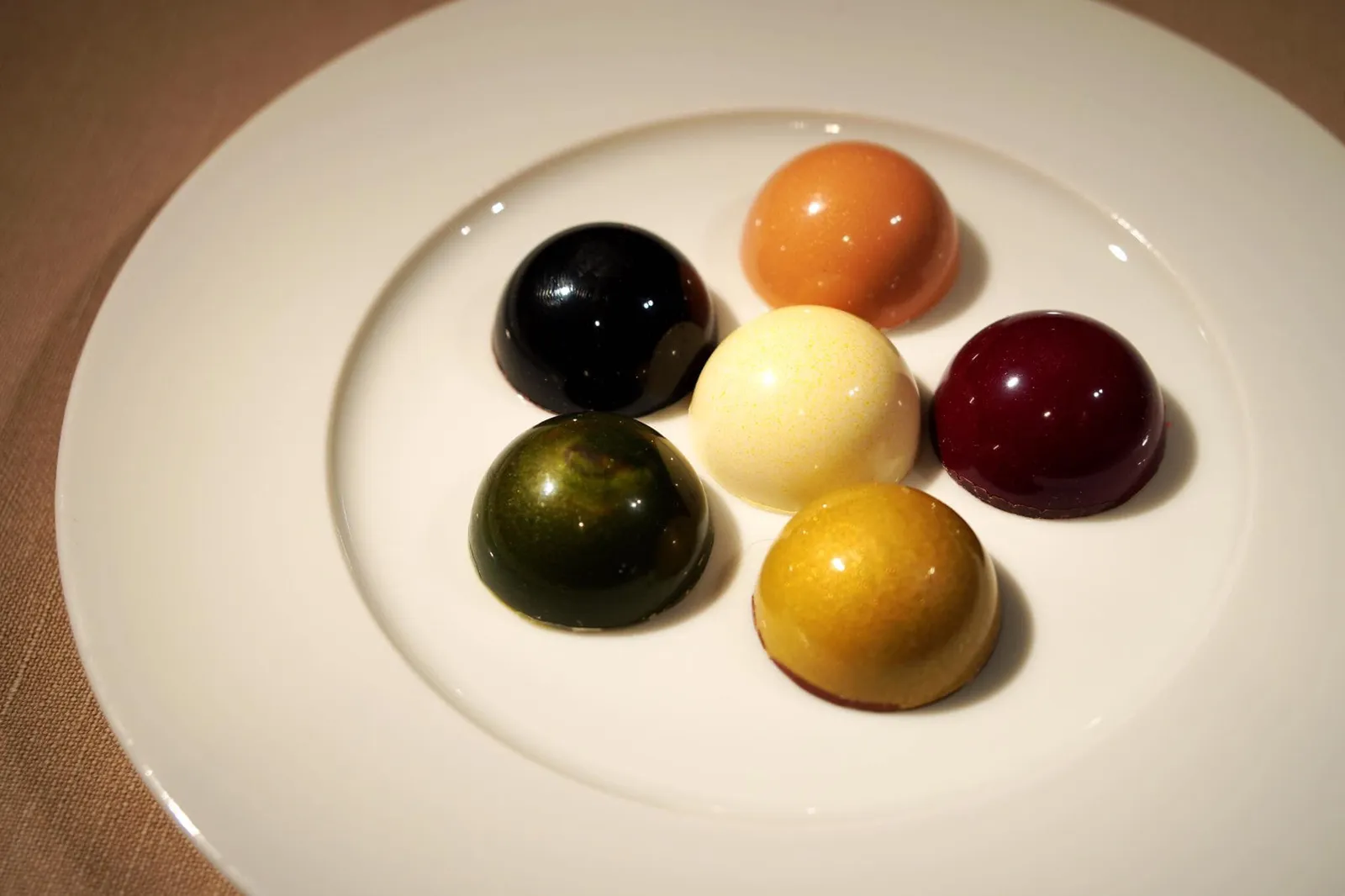 🍫 Chocolate whiskey with orange, buckwheat, raspberry vinegar, macadamia nut with salt, piney, Mumbai curry with passion fruit ช็อกโกแลตจะมีรสวิสกี้และส้ม บัควีท ราสเบอร์รี่ไวเนก้า ถั่วแมคคาดีเมียใส่เกลือ ไดน์นี่ แกงมุมใบและเสาวรส ที่ประหลาดสุดก็คงจะเป็นช็อกโกแลตแกงมุมใบที่มีกลิ่นแกงอ่อนๆตัดกับราเปรี้ยวของเสาวรส (15/20)