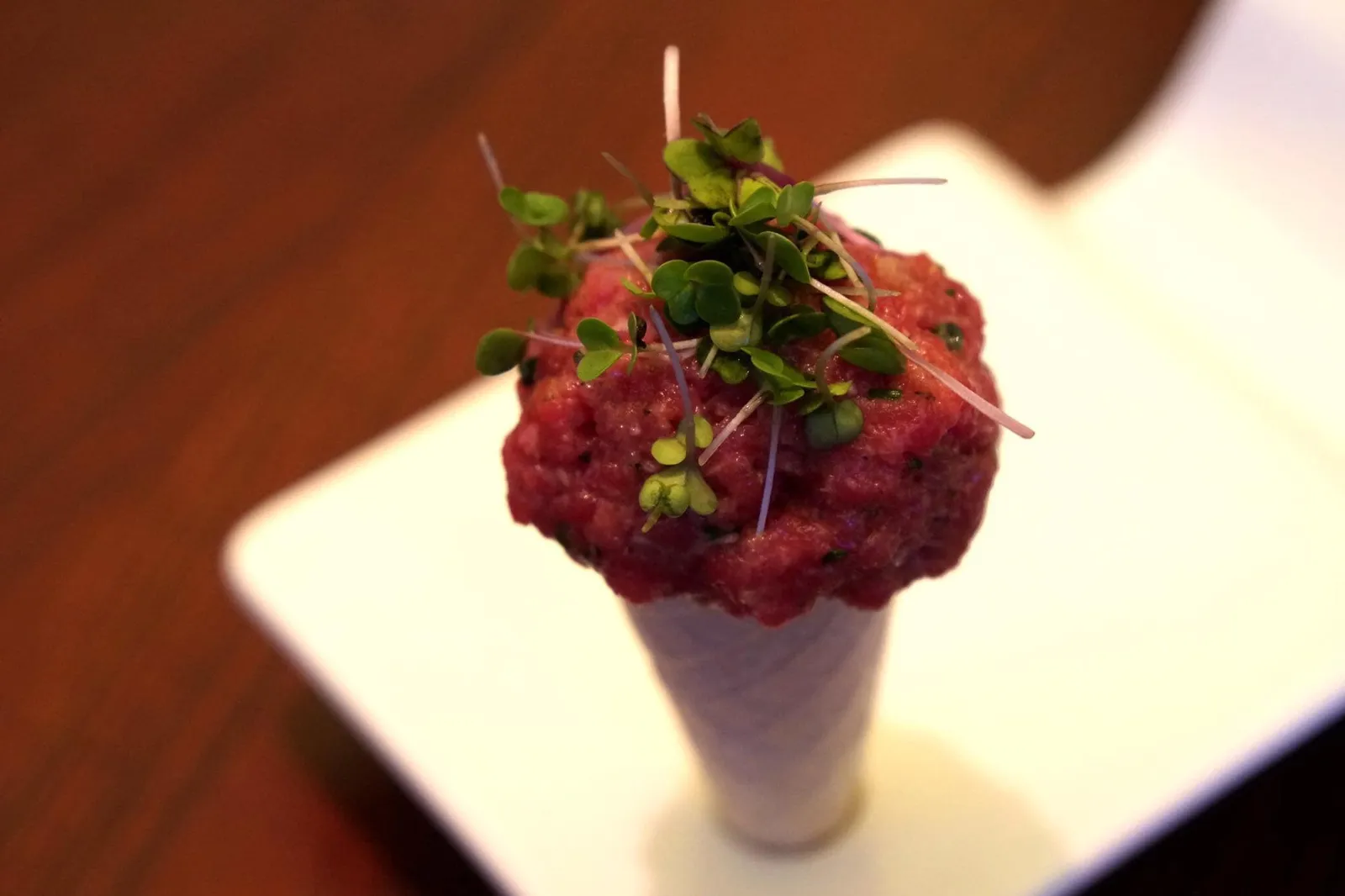 Beef tartare with mashed potatoes & cress in a sancho-pepper-cone 🍦 สุดยอดเมนูฟิงเกอร์ฟู้ดซิกเนเจอร์ของทางร้านคือบีฟทาทาร์ใส่มาในโคนกรอบ เนื้อสับออกมาได้ละเอียด เนื้อเนียน นุ่ม ละมุนมาก มีกลิ่นหอม และไม่มีกลิ่นคาวเนื้อ รองด้านล่างด้วยแมชโพเทโทรสอร่อย สุดยอดมากๆ (15/20)