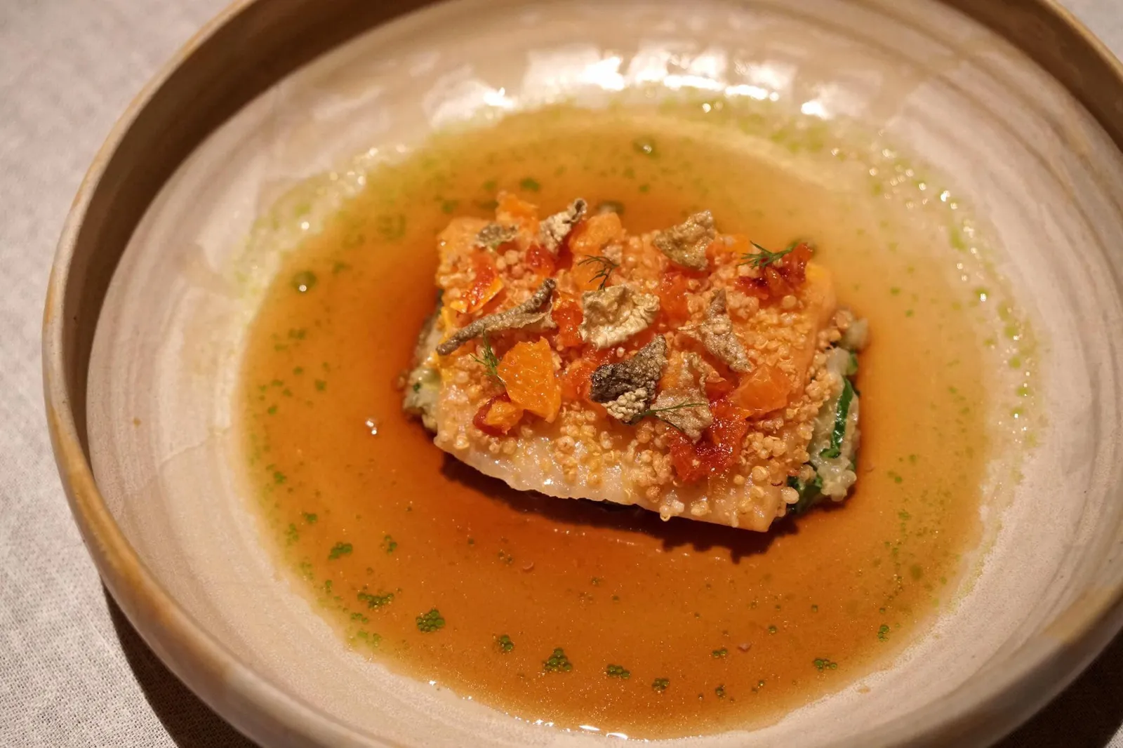 ARCTIC CHAR Arctic Char with Moro Blood Orange, Quinoa & Dill ปลาแซลมอนประเภท Arctic Char เป็นปลาเเซลมอนน้ำจืด พบได้บริเวณทะเลสาบในแถบมหาสมุทรอาร์คติค มีรสชาติอร่อย และเนื้อสัมผัสพิเศษกว่าปลาเเซลมอนทั่วๆไป ทางร้านได้ปลามาจาก Wolf Bio Fisch เมือง Ramsau ประเทศเยอรมันนำไป slow cook กับผิวส้มบลัดออเร้นจ์และบราวน์บัตเตอร์ นอกจากนี้ยังมีปลาแซลมอนเผา ราดด้วยซอสส้มบลัดออเร้นจ์รสหวานอมขม และน้ำมันผักชีลาว ด้านบนทอปด้วยควินัวกรอบ มีส้มบลัดออเร้นจ์โมโร่อบแห้งและมาริเนท สุดท้ายทอปด้านบนด้วยคือควินัวร์ ผักฉ่อย และเฟนเนล กะหล่ำปลีเคี่ยวกับ sauerkraut juice ซึ่งเป็นซอสทำจากกะหล่ำปลีหมัก