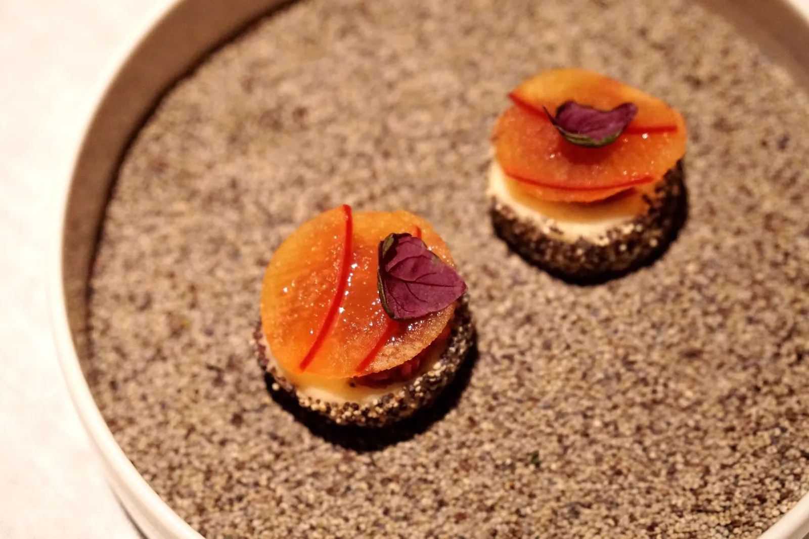 AMUSE BOUCHE Typical Austrian dumpling with plums and poppy seeds อันถัดมาเป็นอาหารพื้นบ้านของออสเตรียคือ Germknödel เกี๊ยวทรงกลม ด้านในเป็นบ๊วยรสเปรี้ยวอ่อนๆ ด้านนอกคลุกกับปอปปี้ซีดกรอบๆ