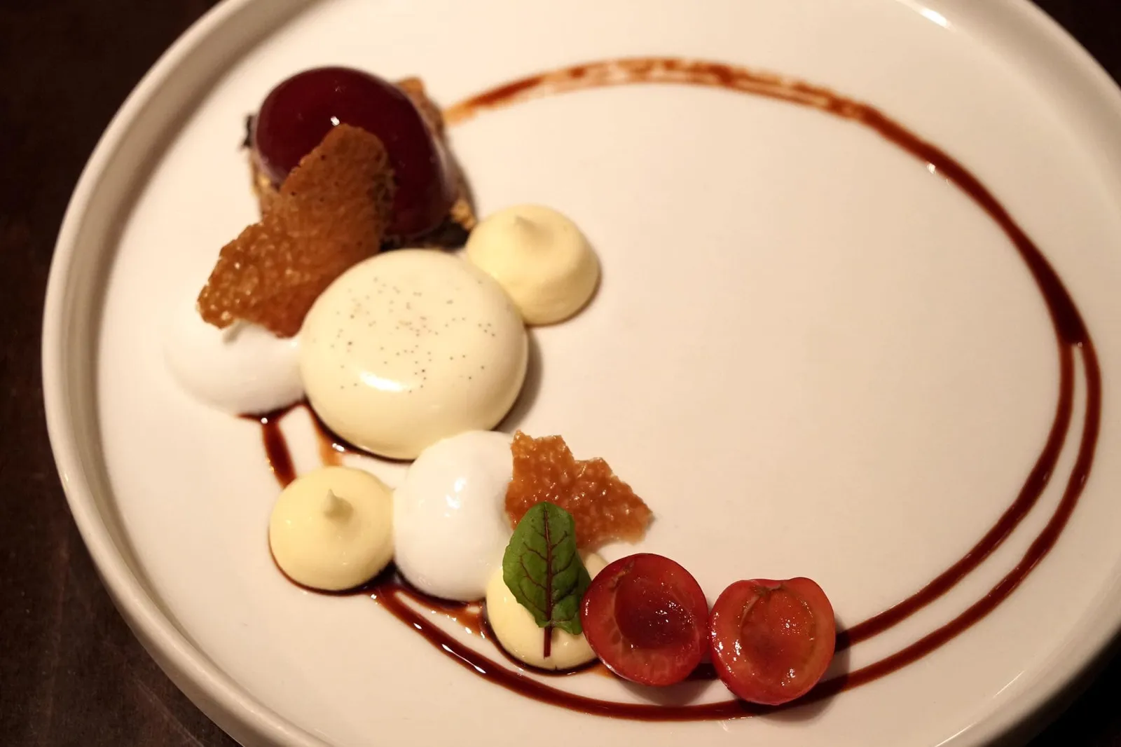 Muesli, Goat Cheese, Cherry (2,250 HUF) มูสลี ขนมหวานของประเทศแถบยุโรปตะวันออกและเยอรมัน ทานกับพานาคอตต้าทำจากชีสนมแพะ มูสนมแพะ มีกลิ่นหอม รสหวาน เนื้อเนียน และเป็นองค์ประกอบที่โดดเด่นที่สุดในจานนี้ ด้านข้างคือซอเบท์เชอรี่ และ marinated cherry (14/20)