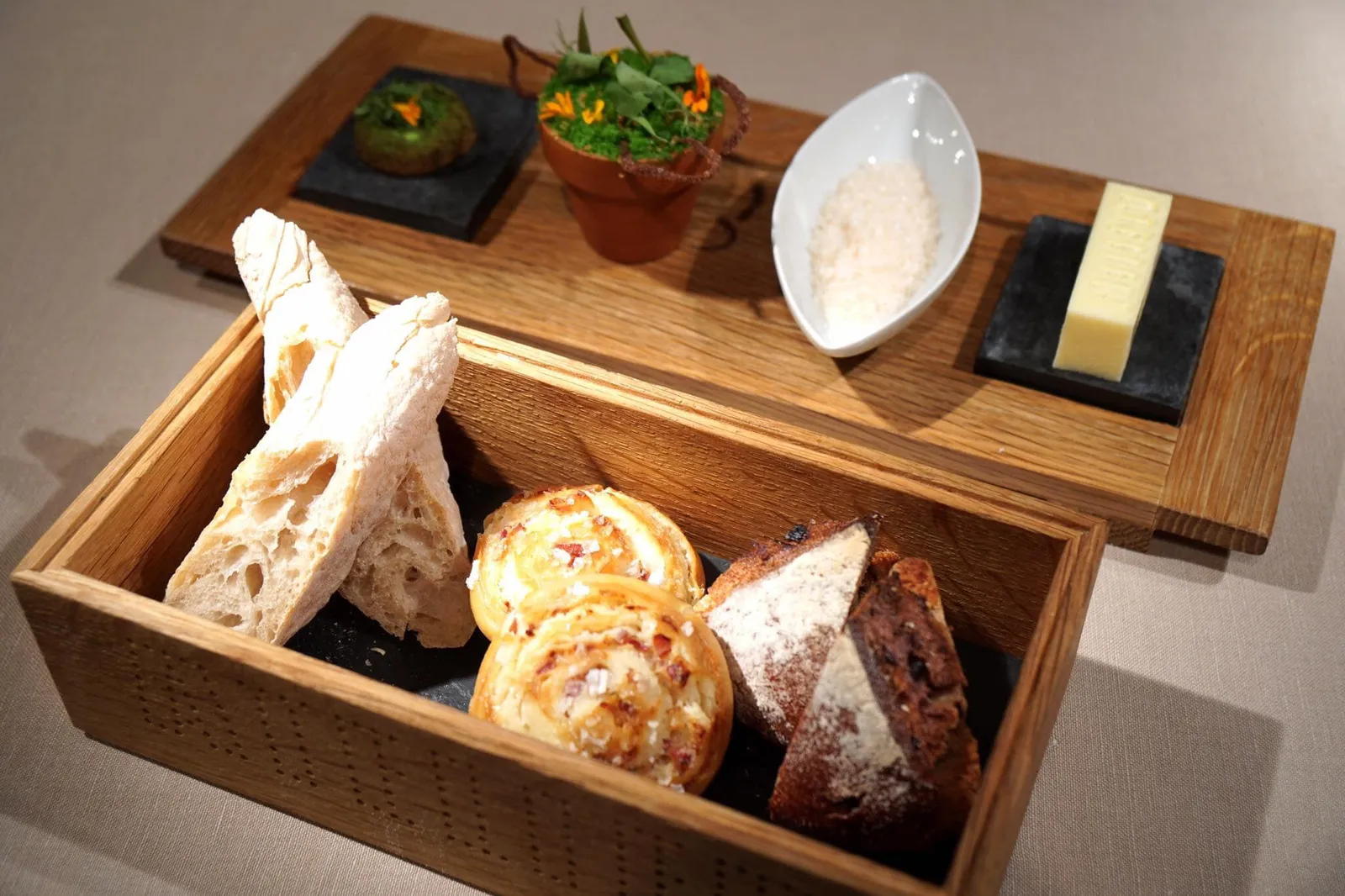🍞 Atelier Bread Box baguette, bacon bread with roasted onion, sour dough with fennels and chocolate ร้านอาหารระดับสามดาวมิชลิน อาหารต้องว้าวแม้กระทั่งขนมปัง ที่นี่ก็เสิร์ฟมาแบบไม่ธรรมดา มีขนมปังบาเก็ตด้านซ้าย ตรงกลางคือขนมปังเบคอนและหอมแดงเผา และสุดท้ายคือซาวโดใส่เมล็ดเฟนเนลและช็อกโกแลต (20/20)