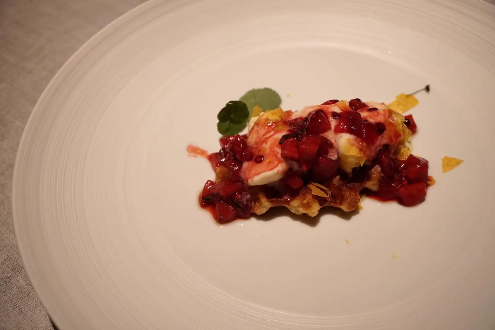 SWEET CORN Sweet Corn with Tamarillo, Geranium & Nasturtium ของหวานจานนี้คือข้าวโพดหวานด้านล่างเป็นวาฟเฟิลทำจากข้าวโพด ด้านในมีองุ่น แอปเปิ้ล ถั่ว ช็อกโกแลตพริก ด้านบนเป็นซอเบท์ข้าวโพดหวานกับโปเลนต้ากรอบ มีสลัดทามาริลโล หรือชื่อภาษาไทยว่ามะเขือต้น ทานกับบลัดออเร้นจ์ สตรอว์เบอร์รี่ จานนี้มีการใส่เจราเนี่ยมจาก Eveline Bach กรุงเวียนนา โดยปกติเจราเนี่ยมเป็นพืชที่มีกลิ่นหอม และมีความหลากหลายของกลิ่น ตั้งเเต่ซิตรัส มินท์ ไพน์ และสไปซี่ นิยมใช้ทำน้ำหอม ยังมีการใส่แนสเตอร์ชัม เป็นสมุนไพรที่มีกลิ่นเฉพาะตัว