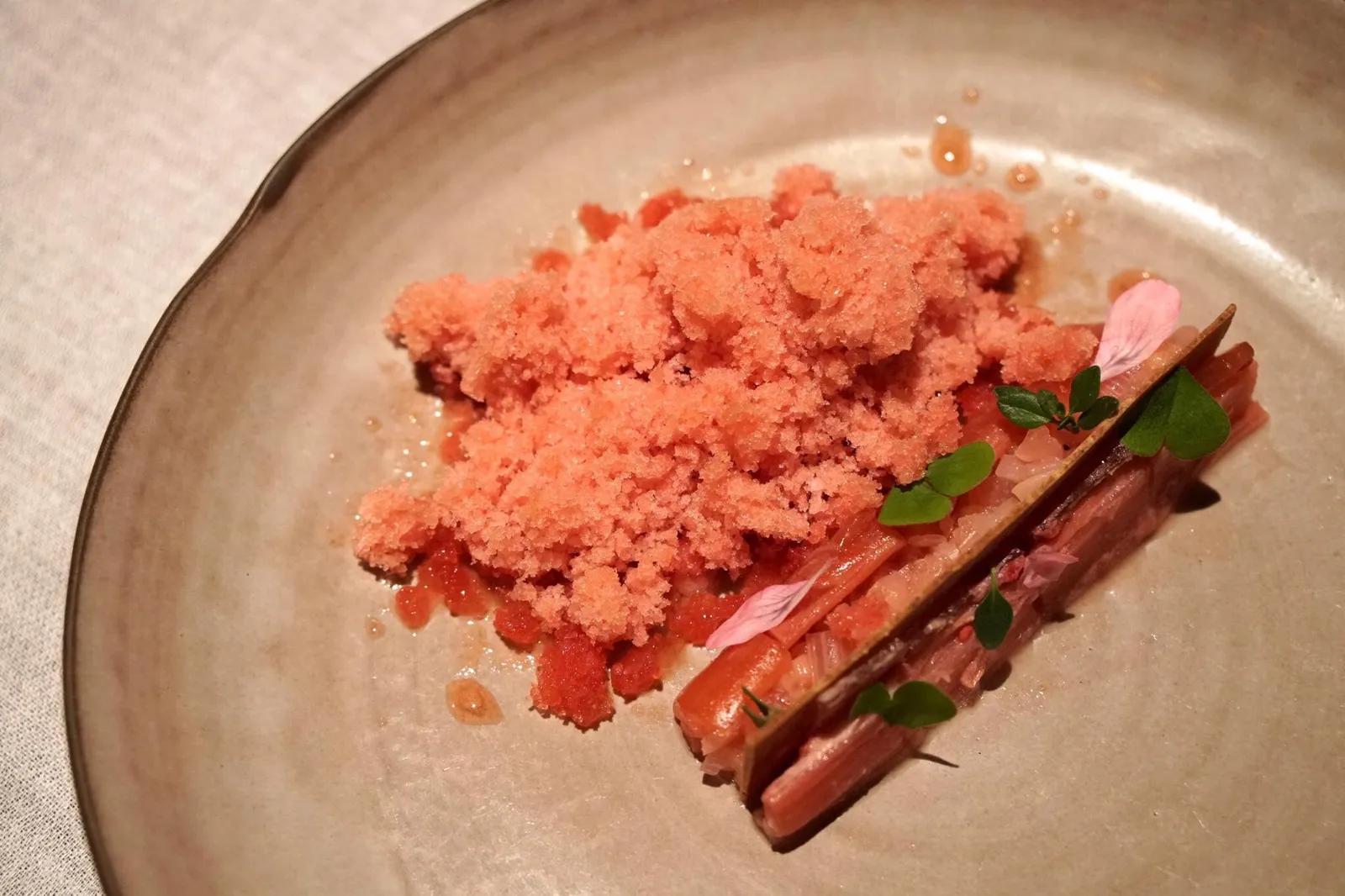 RHUBARB Rhubarb with Cherry Blossom, Coconut & Lemon Thyme รูบาร์บสีชมพูหมักกับเลมอนไทม์ พริกไทยดำ และวานิลลา มีรูบาร์บอบแห้ง ทานกับราสเบอร์รี่และพริก มีดอกซากุระที่นำไปทำเป็นเจลลี่ นอกจากนี้ยังมีองค์ประกอบของน้ำมะพร้าว และชารูบาร์บอีกด้วย ด้านข้างเป็นรูบาร์บกับสลัดหน่อไม้ฝรั่งหมัก ซอเรลล์ป่า และเลมอนไทม์ รสชาติโดยรวมมีรสหวาน เเต่เราไม่ค่อยชอบเนื้อสัมผัสของรูบาร์บที่นำมาทำเป็น Predessert สักเท่าไหร่