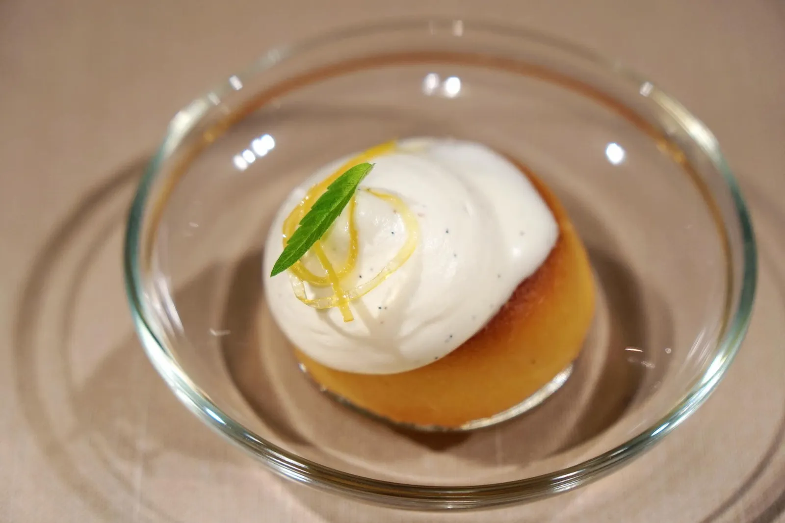 🍞 Baba au rhum & Creme Chantilly บาบาร์อูรุม ขนมปังที่มีส่วนผสมของเหล้ารัม นอกจากนี้ยังมีน้ำตาล แซฟรอน และวานิลลา ทอปด้วยครีมชัลทีลีรสวานิลลา เป็นขนมบาบาร์ที่ทานง่ายกลิ่นเหล้าไม่แรงมากนัก (14/20)