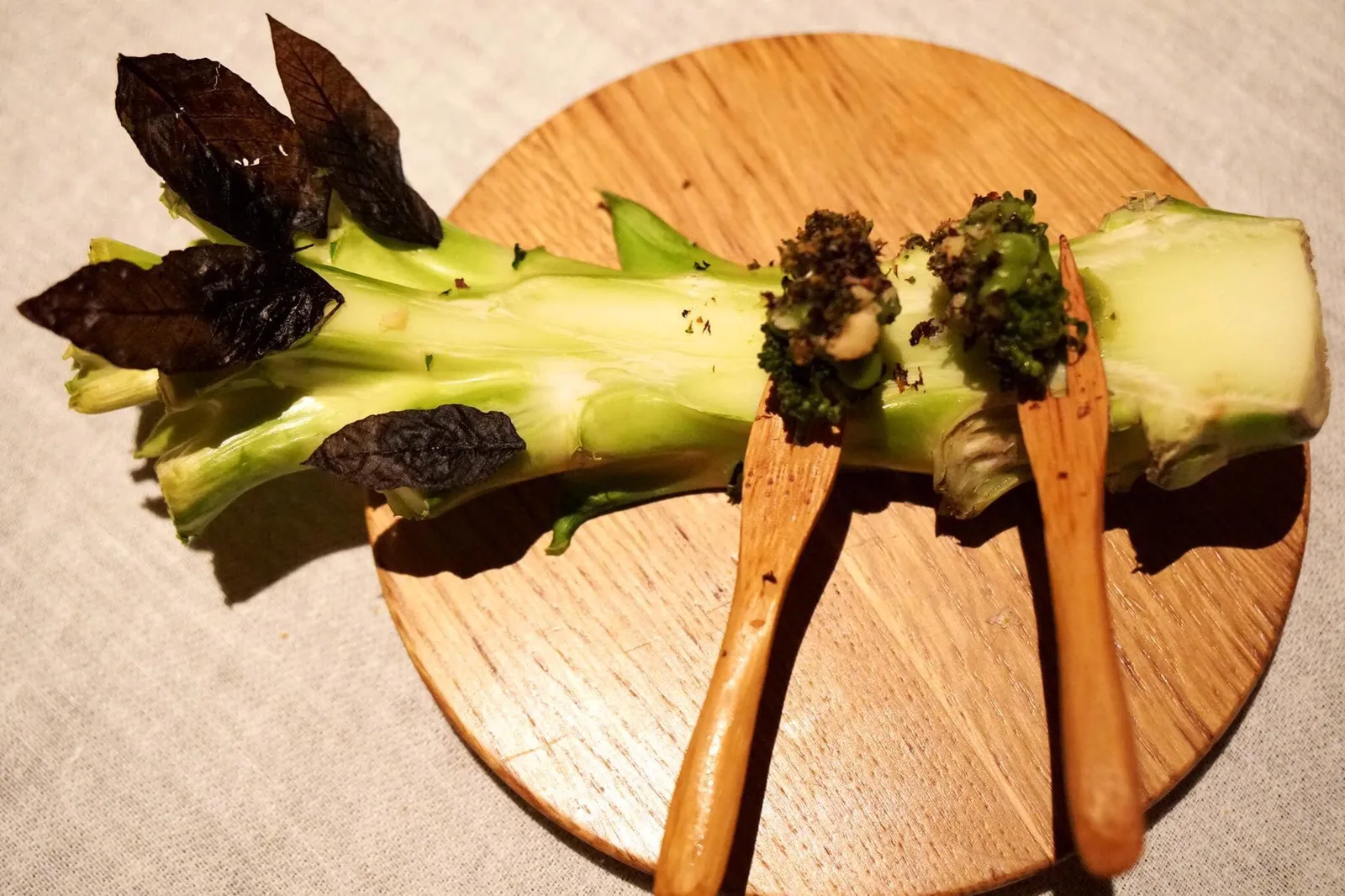 AMUSE BOUCHE Broccoli with broccoli coins and walnuts สุดท้ายคือบรอคโคลี่ทานกับบร็อคโคลี่หั่นเป็นเหรียญกลมและถั่ววอลนัทกรอบ