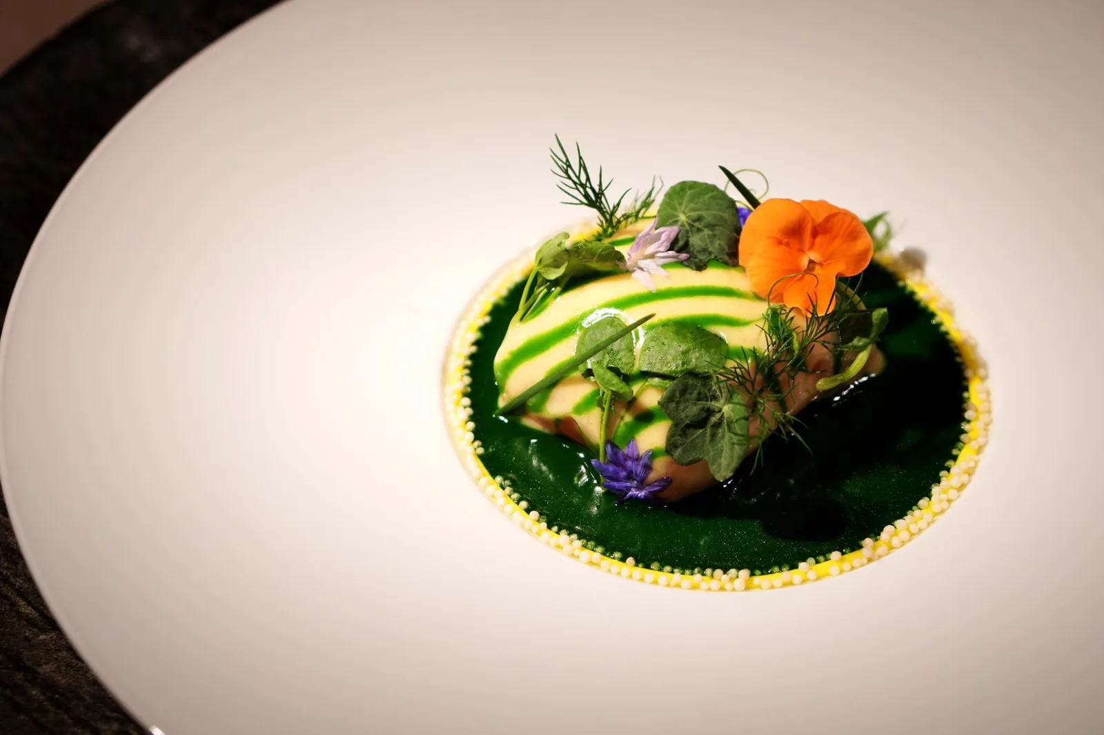 🐟 Scottish Loch Duart salmon North Sea shrimps, radish, watercress & sorrel ปลาแซลมอนสก็อตติชลอคดูอาร์ท slow cook ในเนยจนมีกลิ่นหอม เนื้อนุ่ม ละมุนมากๆ ด้านบนคือครีมที่มีส่วนผสมของมันฝรั่งสีเหลืองและผักเครสลายสีเขียวลากผ่านเป็นเส้นสวยงาม รองด้านล่างด้วยสลัดกุ้งทะเลเหนือรสหวานคนละเเบบกับเนื้อปลา ทานเเล้วจะเกิดความต่างของเนื้อสัมผัสกุ้งกับปลา นอกจากนี้ในสลัดยังมี แรดิช และเบคอน ด้านข้างมี lemon mayonnaise รสเปรี้ยวตัดรสกันได้อย่างดีงาม ลงตัวสุดๆ (17/20)