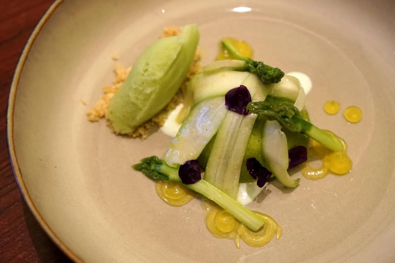 Mousse of yuzu, green asparagus & wasabi 🇯🇵 มูสส้มยูซูสีส้มเหลือง ทานกับหน่อไม้ฝรั่ง ไอศกรีมหน่อไม้ฝรั่ง ตัดด้วยรสวาซาบิอ่อนๆ ดูจากชื่อเมนูและส่วนผสมแล้วอาจฟังดูแปลกๆ แต่รสออกมาเข้ากันได้ดีอย่างน่าประหลาด (14/20)