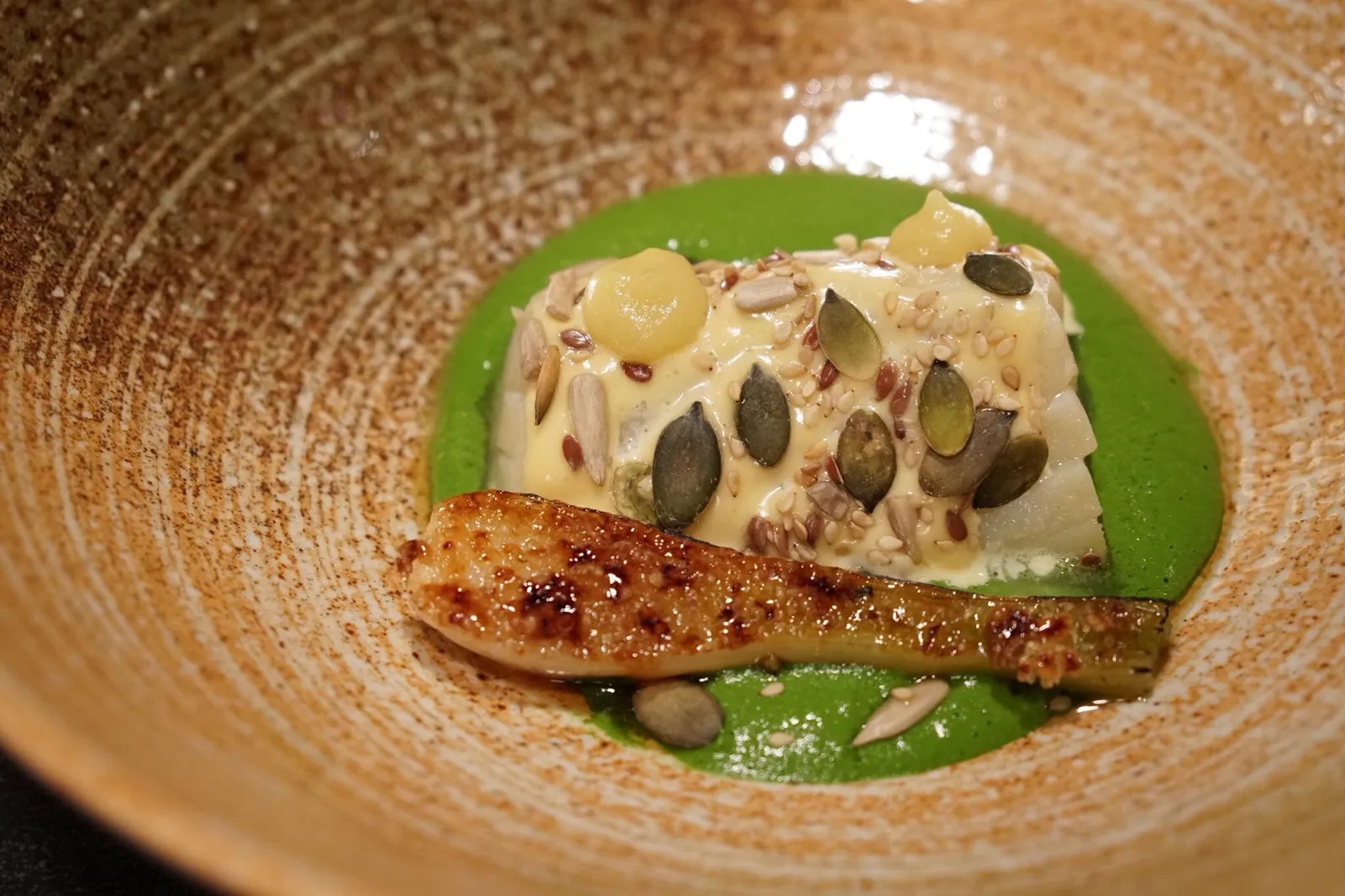 White fish, parsley, miso, mix seeds and orange (€ 28) ปลาไวท์ วางบนซอสทำจากผักโขม โรยด้วยเมล็ดพืชหลากชนิดเพิ่มเนื้อสัมผัส Crunchy ทีเด็ดที่เข้ากันแบบไม่น่าเชื่อคือ Caramelized onion ที่วางขนาบข้าง ทานเข้าไปเเล้วมีกลิ่นหอมจางๆของหอมใหญ่ มีเนื้อสัมผัสกรอบเ ข้างบนคือรสหวานของผิวหอมใหญ่เป็นเลเยอร์ที่ถูก Caramelized ด้วยความร้อน ทานกับปลาเข้ากันอย่างไม่น่าเชื่อ (14/20)