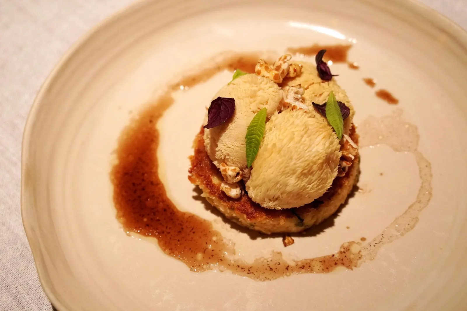 POM POM BLANC Pom Pom Blanc with Oat, Albina Beet & Perilla ทางร้านนำเห็ดปอม ปอม บล็องไปนึ่งกับกุหลาบและขมิ้น ด้านบนบนมีถั่วพีแคน บีทรูทขาว เลมอนเมเยอร์ งาม้อนหรือเพอริลล่า เวอบีนา มีสเปลท์ที่นำไปคาราเมลไลซ์จนกรอบ ด้านล่างเป็นข้าวโอ๊ตอบกรอบ และข้าวโอ๊ตซุเฟล่ ด้านข้างสีน้ำตาลเป็นซอสทำจากเห็ดและเนยกุหลาบ ตัวเห็ดมีรสหวานอมขม คล้ายเห็ดฟางแต่อร่อยกว่ามาก เนื้อนุ่มของเห็ดตัดกันอย่างลงตัวกับความกรอบขององค์ประกอบอื่นๆที่ใส่มา มีกลิ่นกุหลาบอ่อนๆ อร่อยมากจริงๆ