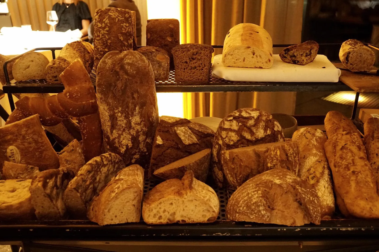 SELECTIONS OF BREAD ที่นี่มีขนมปังให้เลือกมากกว่า 30 ชนิด