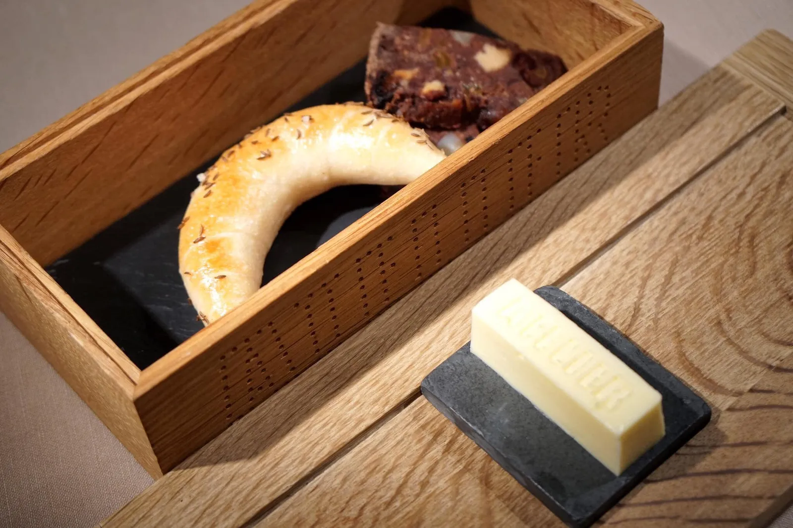 🧀 Raw milk cheese from Maître Affineur Antony ทานกับขนมปัง white bread และ fruit bread ที่มีส่วนผสมของฮาเซลนัท มะเดื่อ แอปเปิ้ล หรือจะทานกับเนยก็ได้ (18/20)