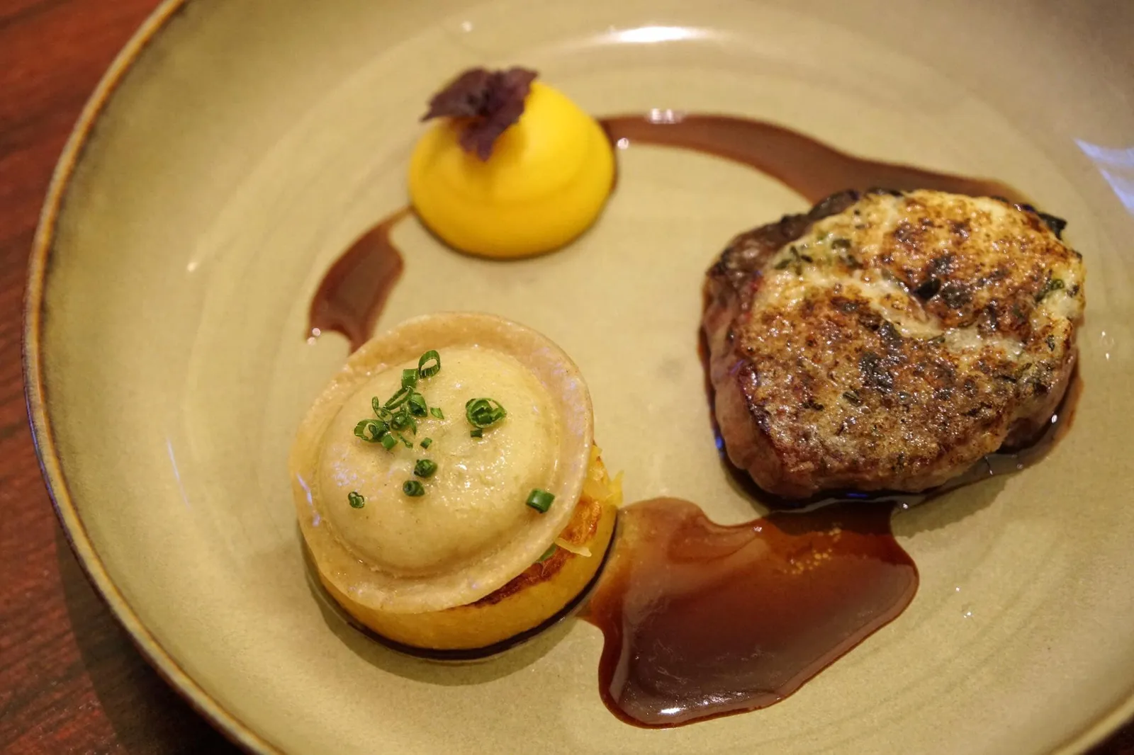 Filet of beef, ravioli & turnips 🥩 เนื้อวัวย่างมาแบบมีเดียมแรร์ ราดด้วยน้ำซอสเนื้อวัวรสเข้มข้น เทอร์นิป ด้านข้างเป็นราวิโอลีชีส ภายในมีกลิ่นหอมของชีสพอใช้ได้ (14/20)
