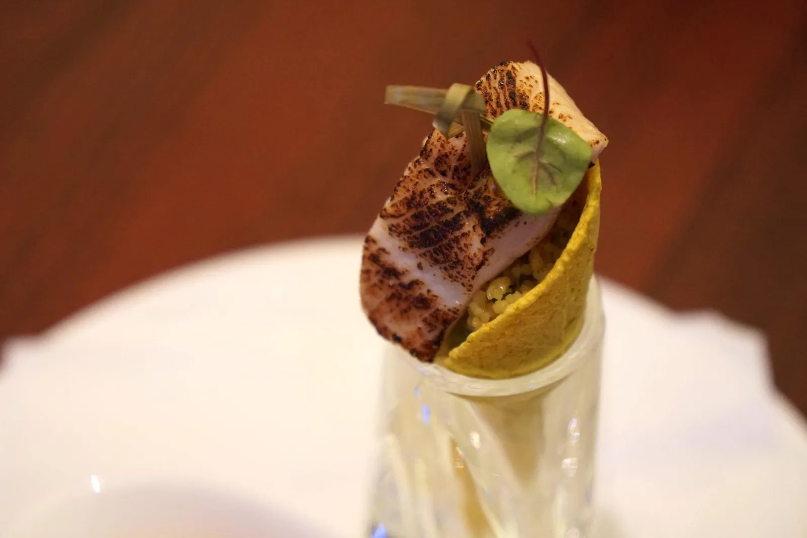 Char, curry & couscous in a curry-cone 🇿🇦 เนื้อปลาแซลมอน รองด้านล่างด้วยคูสคูส เมนูข้าวชื่อดังของแอฟริกาเหนือ ใส่มาในโคนกรอบ ทานเเล้วมีกลิ่นหอมสมุนไพร (14/20)