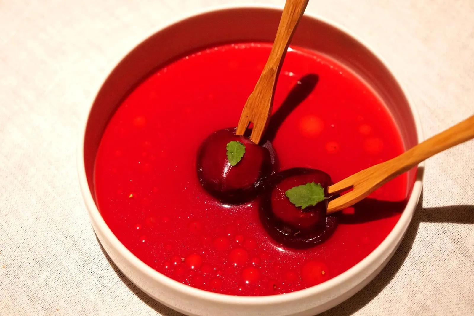 AMUSE BOUCHE Beetroot with sour cream and lemon juice บีทรูปสีแดงสวยงามทำออกมาเป็นทรงกลม ด้านในเป็นซาวครีม และด้านนอกเป็นน้ำมะนาวรสเปรี้ยวช่วยเรียกน้ำย่อยได้ดี