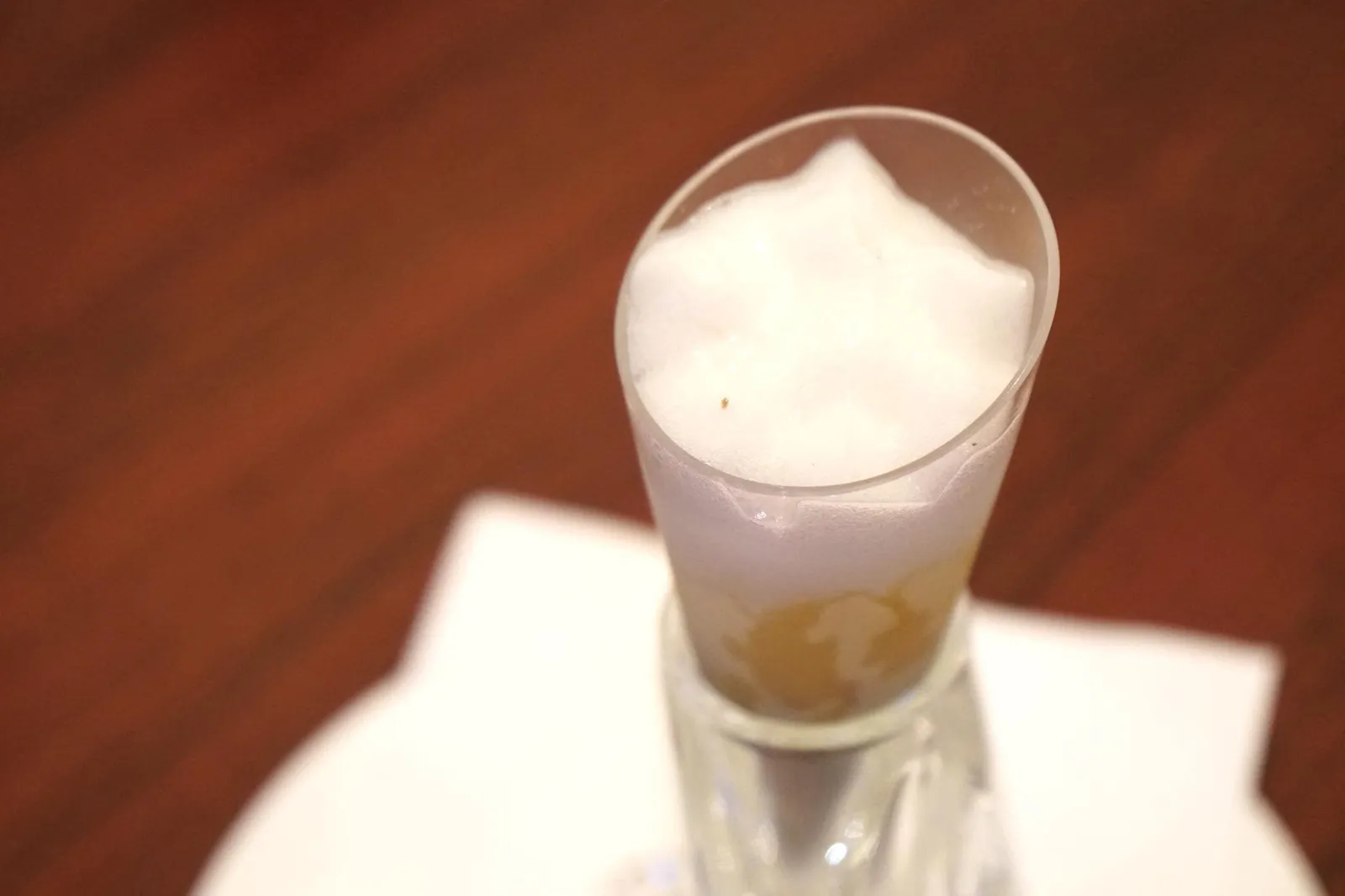 Manjari chocolate, pineapple, pepper & espuma of sparkling wine 🍫 ทานคู่กันกับสับปะรดรสเปรี้ยว ทอปด้วยโฟมทำจากสปากลิ้งไวน์รสออกขม (14/20)