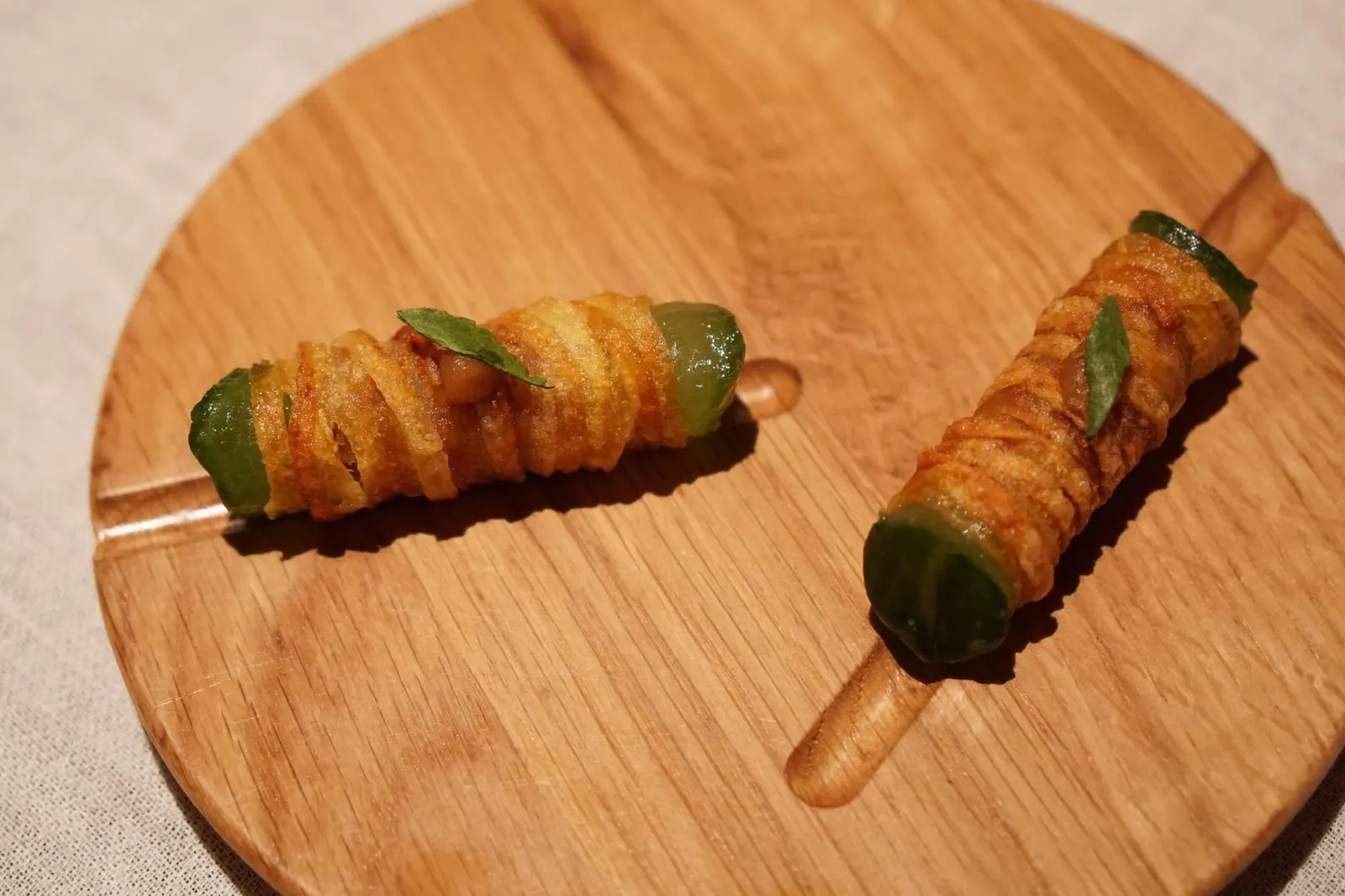 AMUSE BOUCHE Baby cucumber with crispy potatoes ถัดมาคือแตงกวา Cylinders of “melothria” พันด้วยมันฝรั่งกรอบมีรสออกเปรี้ยว