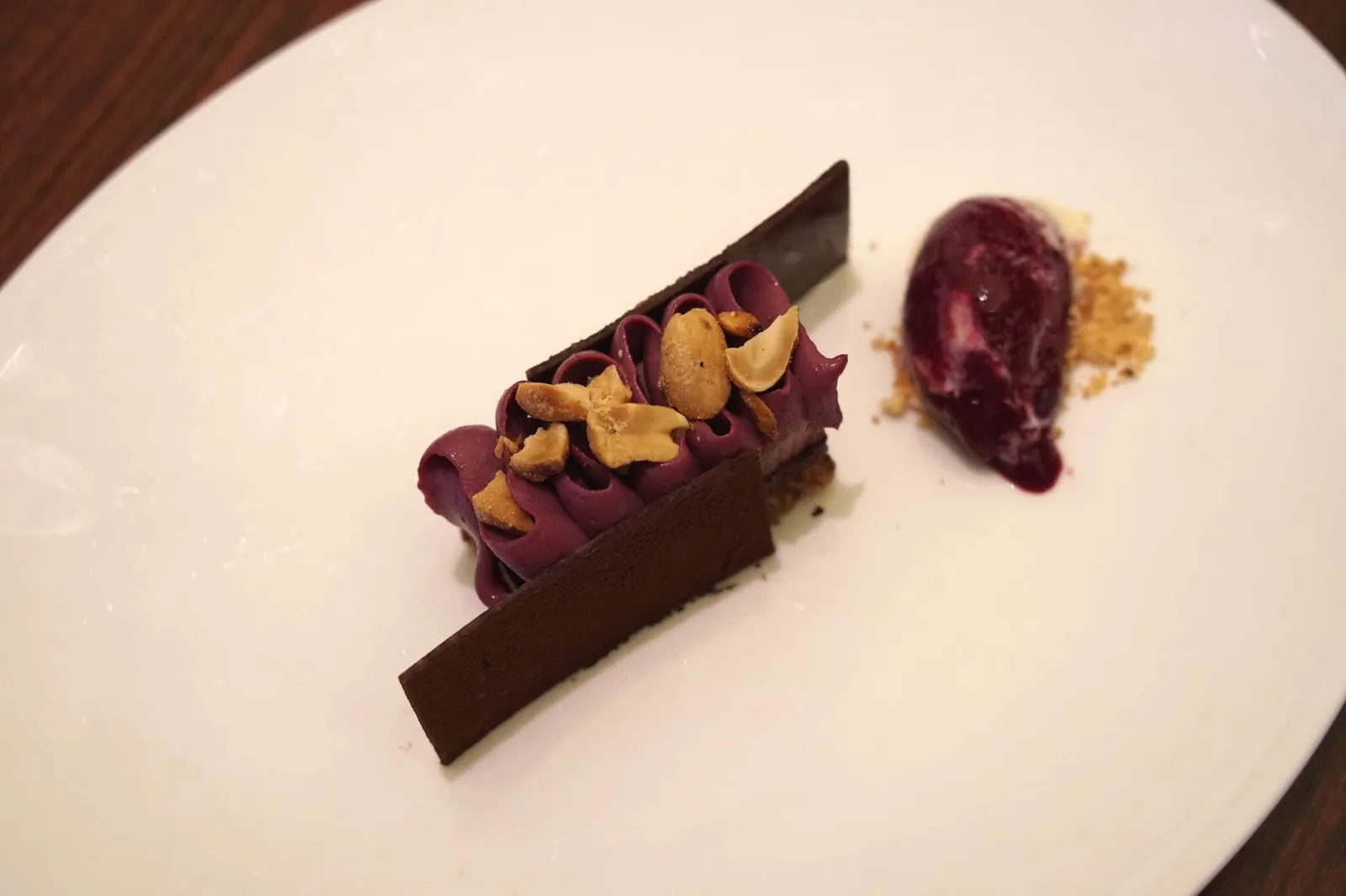 Peanut-cracknel cake, curd cheese & cassis 🍰 เค้กคุกกี้แครกเนล-ถั่วลิสง ทานกับไอศกรีมรสเปรี้ยวและครัมเบิ้ลกรอบ (13/20)
