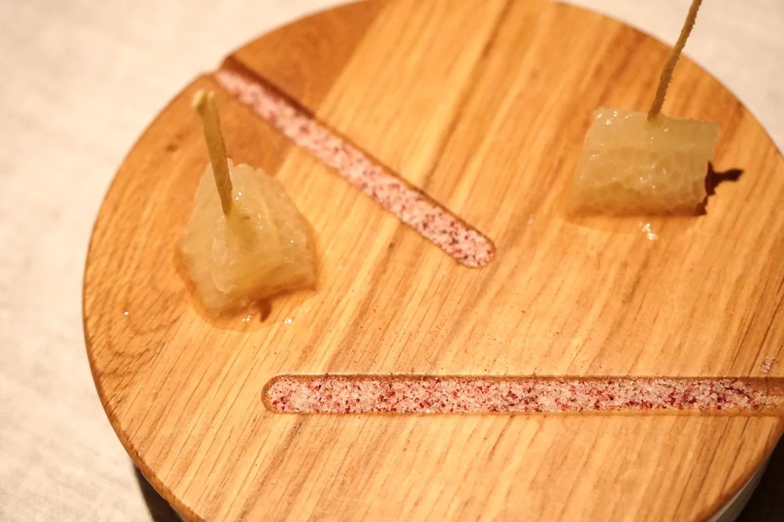 PETIT FOURS Pomelo with lemon sugar ส้มโอรสเปรี้ยว ทานกับน้ำตาลเลมอน คล้ายผลไม้จิ้มพริกเกลือบ้านเรา