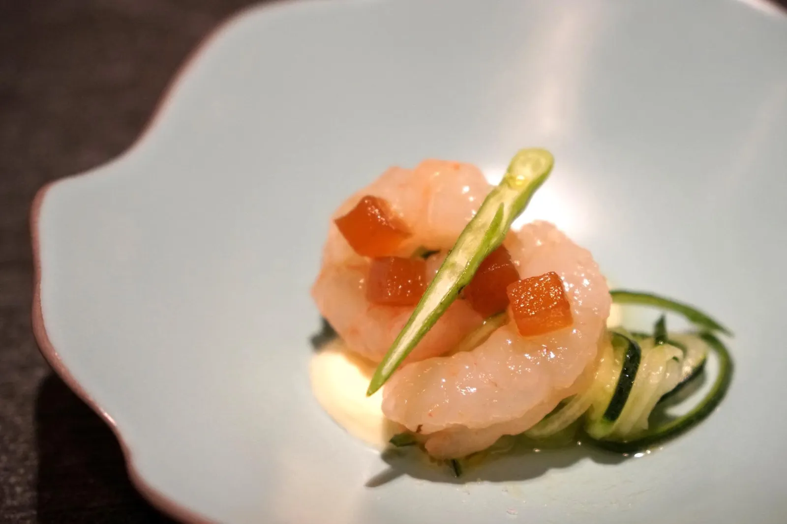 Amuse-bouche (Complimentary) อมูสบูชจานที่สองเป็นกุ้งหวาน กับสปาเกตตี้ทำจากแตงกวา หน้าตาอาจจะดูธรรมดา เเต่รสชาติอร่อยกว่าที่คิดอย่างไม่น่าเชื่อ เเตงกวาไม่มีกลิ่นเหมือนคัดแต่เนื้อสัมผัสมา อร่อยมากๆ (14/20)