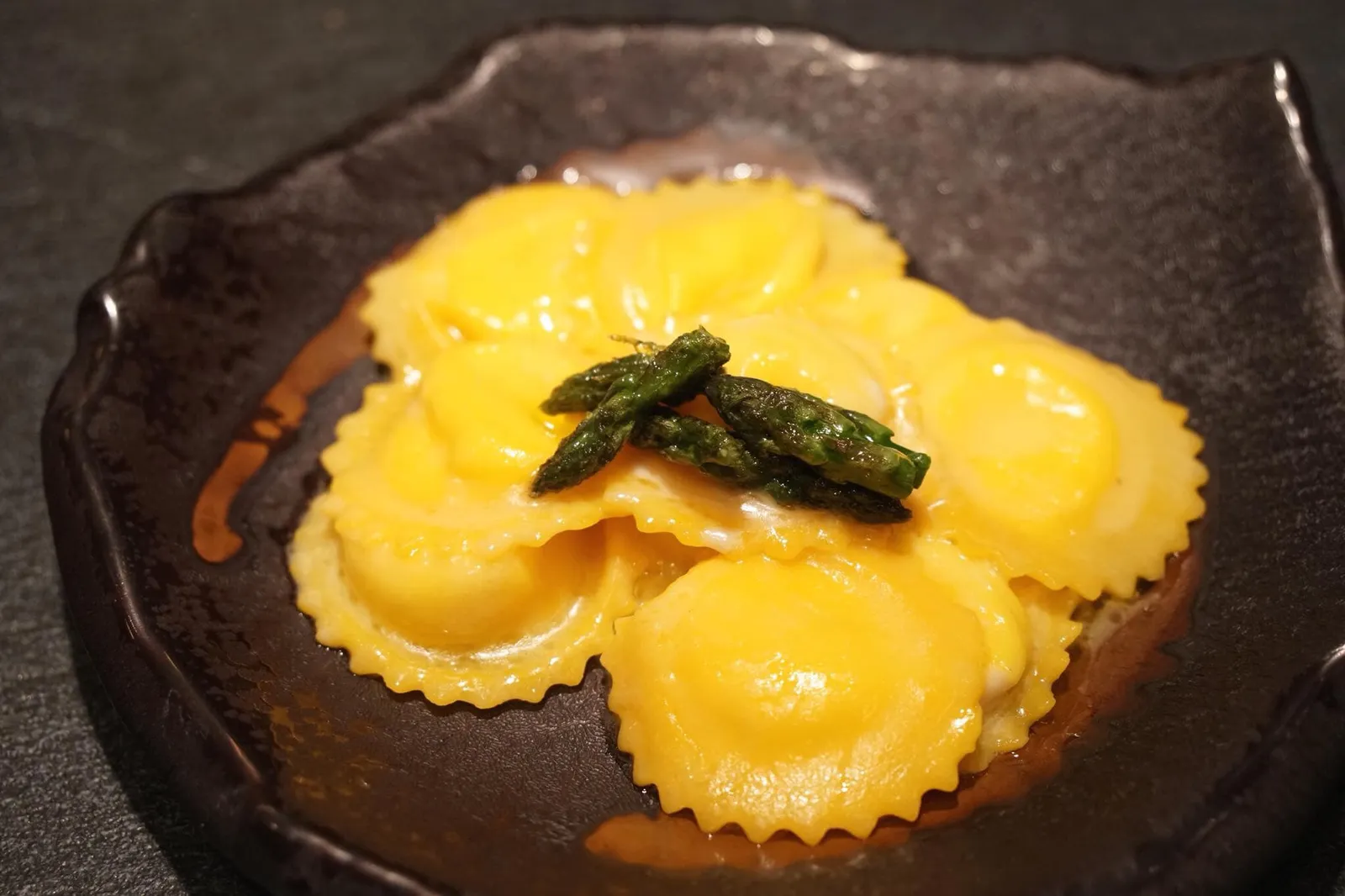 60 month aged Parmesan stuffed ravioli, Isigny butter and asparagus (€ 28) จานแรกคือหนึ่งในจาน Signature แนะนำของทางร้าน ราวิโอลี่หรือเกี๊ยวอิตาลีที่ทางร้านทำเอง มีขนาดพอดีคำ แป้งบางเท่ากันทั้งหมด ข้างในสอดไส้พาเมซานชีสอายุ 5 ปี ตัวราวิโอลี่ทำมาแบบ Al dente ทันทีที่กัดตัวแป้งจนฉีกออก ชีสพาเมซานข้างในที่ทำออกมาคล้ายลาวาจะทะลักออกมาจากตัวเกี๊ยว พร้อมด้วยเนื้อสัมผัสที่หอม นุ่ม ละมุนมากๆ มีรสเค็มนำมาก่อน มีรสขมเล็กๆตามมาอีกที กลิ่นชีสจะลอยคลุ้งขึ้นจมูก สุดยอดจริงๆสำหรับจานนี้ เป็นจานที่หน้าตาดูไม่ซับซ้อนแต่มีรสชาติไม่ธรรมดาจริงๆ (16/20)