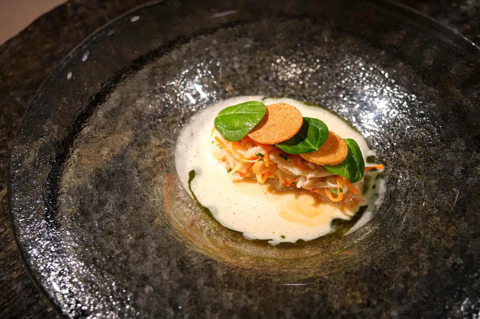 🦞 Sauteed Norway lobster champagne tripes, root vegetables, crustacean mayonnaise, spinach & tarragon ล็อบสเตอร์นอเวย์นำไปซอทีจนสุก เนื้อสัมผัสนุ่ม รสชาติหวานมากๆ ทานกับผักต่างๆ ซอสมาโยทำจากครัสเตเชียน มีรสเปรี้ยวตัดกันกับรสหวานธรรมชาติของเนื้อล็อบสเตอร์ได้อย่างดี ด้านบนคือแครอทและผักโขม เพิ่มความกรอบให้กับคอร์สนี้ อร่อยสุดยอดเลยจริงๆ (19/20)