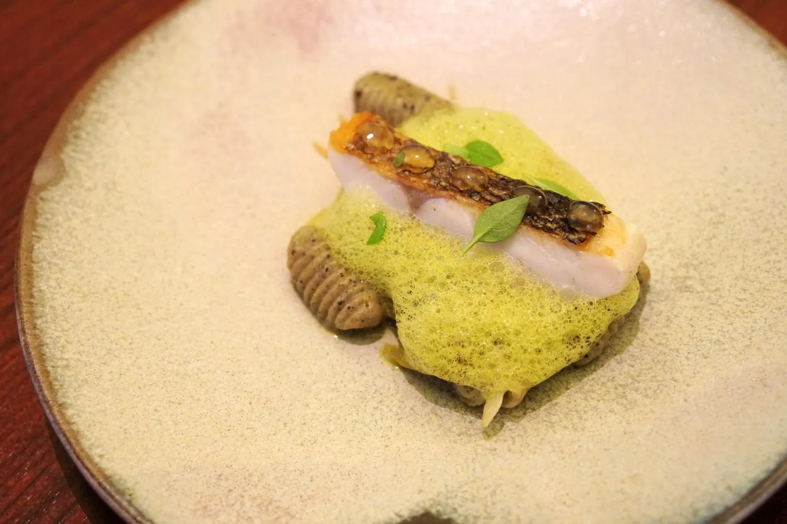 Loup de mer, olive-gnocchi, verjus herb & Amalfi-lemon 🇪🇺 European sea bass หรือปลากะพงยุโรป ที่ทางร้านเซียมาอย่างดีจนเนื้อนุ่ม หนังกรอบ มีกลิ่นหอมมากๆ ทานกับยอกกี้น้ำมันมะกอก สมุนไพร เวอจูส และเลมอนรสเปรี่ยวจากอมัลฟี่ ประเทศอิตาลี (14/20)