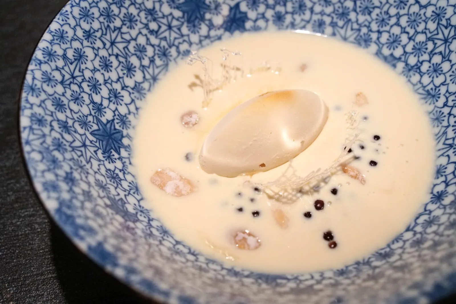 Condensed milk, espresso jelly and Baileys ice cream (€ 14) ของหวานที่สร้างชื่อให้กับทางร้านเป็นนมข้นหวานแบบฝรั่ง กินคู่กับไอศกรีม Baileys หรือเหล้าของไอเเลนซ์ ถึงจะบอกว่าเป็นไอศกรีมเหล้า แต่รสชาติหวานหอม อร่อยมาก ไม่มีกลิ่นแอลกอฮอร์เลย รสชาติคล้ายๆวานิลลาผสมนม สีน้ำตาลคือเจลลี่ทำจากเอสเปรสโซเพื่อให้มีรสหวานปนขมตัดความกับเนื้อสัมผัสของนมข้นหวานได้ดี เเละมีถั่วเพื่อเพิ่มเนื้อสัมผัส Crunchy อร่อยลงตัวเลย (14/20)