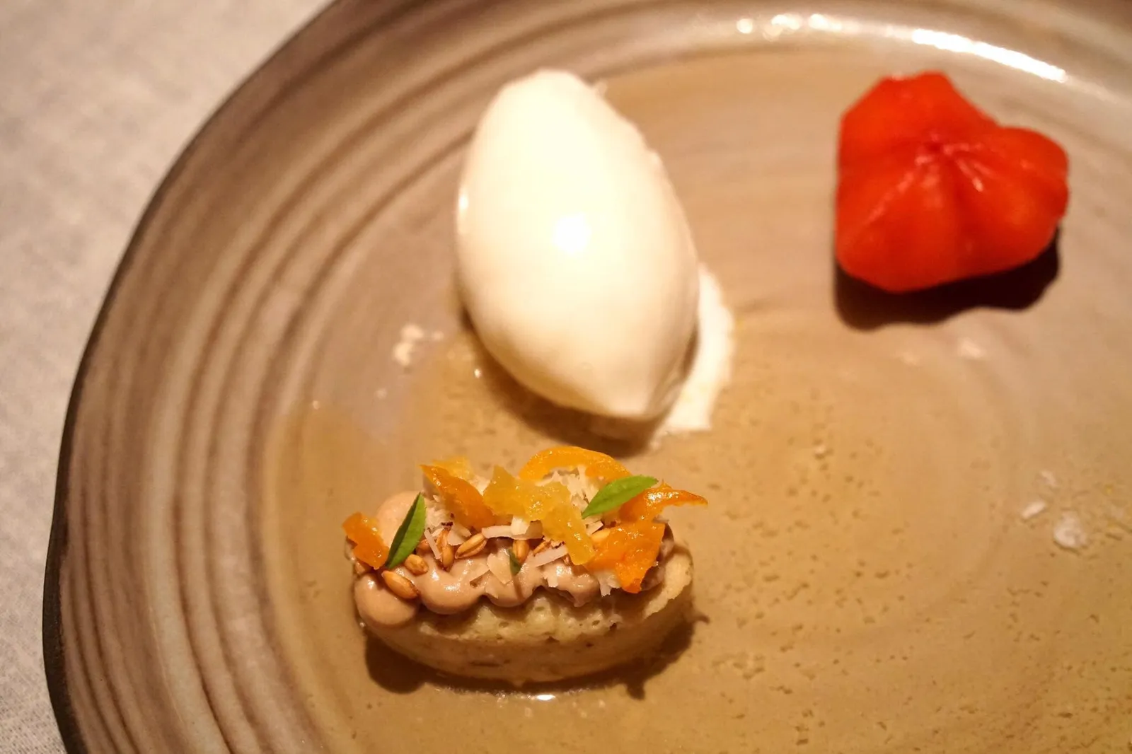 BISHOP ́S HAT Bishop ́s Hat with Calamansi, Sheep ́s Milk Yogurt & Einkorn บิชอปแฮท คือชื่อของพริกปาปริกาชนิดหนึ่ง (สีแดงในรูป) นำไปหมัก ด้านในสอดไส้ครีมโยเกิร์ตนมแกะ มีซอเบท์สีขาวด้านข้าวทำจากโยเกิร์ตนมแกะ ด้านข้างคือซูเฟลแป้งไอน์คอร์นทอปด้วยนูแก็ตเมล็ดสน และคาลามานซี่ที่ทางร้านได้มาจาก Orangerie ในพระราชวังเชินบรุน