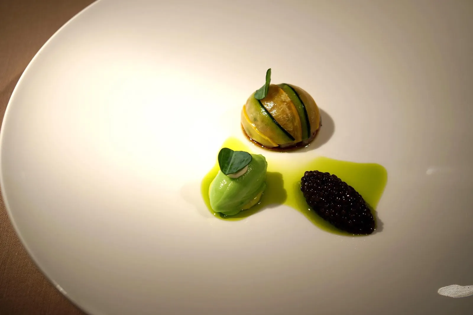 🐟 Hamachi tartare & N25 caviar zucchini, almonds & oil of puntarelle คอร์สแรกคือทาทาร์เนื้อปลาฮามาจิรสหวาน ตัดด้วยน้ำมะนาว ด้านบนคือซูกินี่สีเขียวและเหลือง รองด้านล่างด้วยถั่วอัลมอนต์ น้ำมันปุนทาเรลเลสีเขียว ขนาบข้างด้วย N25 caviar จากประเทศจีนที่ขึ้นชื่อว่าเป็นหนึ่งในพรีเมี่ยมคาเวียที่ดีที่สุดและเสิร์ฟในร้านอาหารระดับสามดาวมิชชินทั่วโลก ไม่ว่าทาทาร์ปลาฮามาจิที่เป็นโปรตีนหลักจะอร่อยสักแค่ไหน เเต่ก็อดประทับใจไข่ปลาคาเวียร์ไม่ได้จริงๆ ไม่มีกลิ่นคาวเหมือนไข่ปลาคาเวียร์ราคาถูก เนื้อสัมผัสนุ่ม หนึบ ดีมากๆ คือสามารถตักทานไข่ปลาเปล่าๆได้เลย อร่อยมากจริงๆ (19/20)