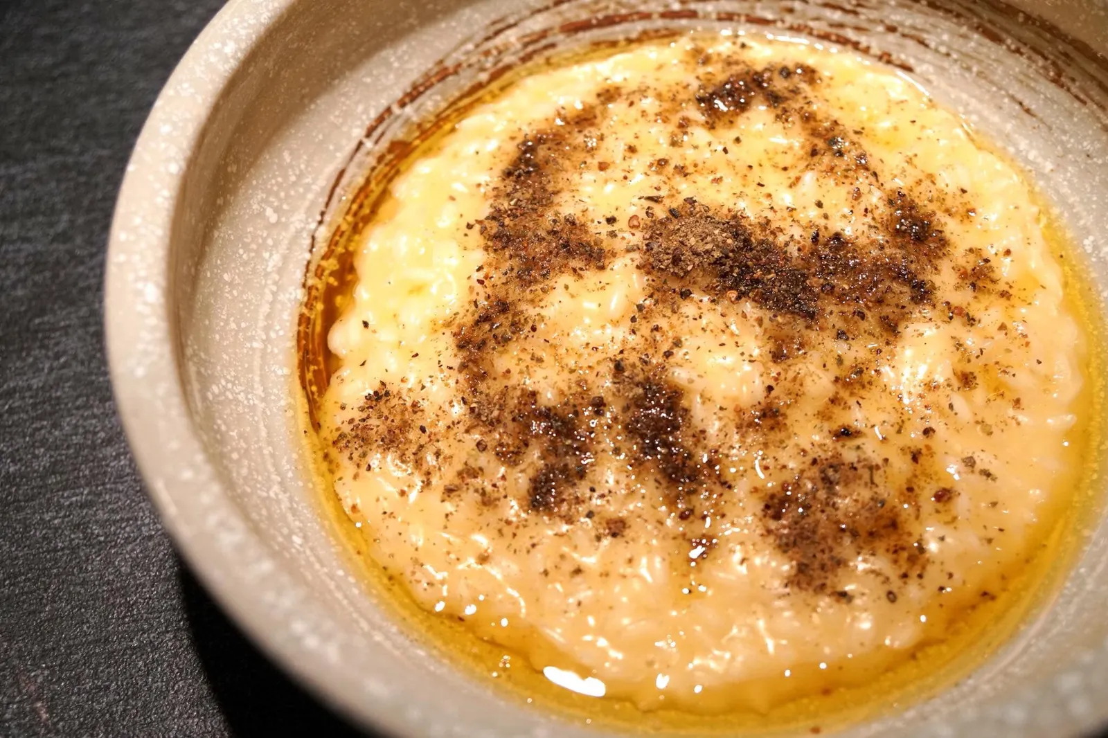 Risotto Riserva San Massimo "alla mugnaia" with brown butter and sole (€ 30) เมนูที่ดีที่สุดของวันนี้ขอยกให้กับรีซอตโตหรือข้าวอิตาลี ที่ทางร้านนำไปปรุงกับเนยและปลาโดเวอร์ โซล จานนี้คือจานที่แบ่งแยกระดับห้องอาหารทั่วไปกับห้องอาหารระดับติดดาวมิชลินได้อย่างชัดเจน ข้าวรีซอตโตสุกกำลังดี เคี้ยวหนึบมีความแข็งตรงแก่นเมล็ดข้าวเบาๆ เนื้อสัมผัสดีมากๆ นำไปผัดกับเนย ใส่เนื้อปลาลงไป เป็นเมนูที่ดูไม่ซับซ้อน แต่รสชาติอร่อยสุดๆ แค่ตอนพนักงานยกมาเสิร์ฟ กลิ่นหอมของเนยจะลอยมาเเตะจมูกก่อนเลย พอทานเข้าไปกลิ่นหอมจะยิ่งทวีคูณอบอวนอยู่ในปาก ข้าวกับปลาเเละเนยมันทุกองค์ประกอบตัดเนื้อสัมผัสกันอย่างดีที่สุด ดีงาม ลงตัวเป็นที่สุด มีความว้าวสูงมากสำหรับจานนี้ บอกเลยว่าในประเทศไทยหารีซอตโต้ที่ทำได้ใกล้เคียงระดับนี้ยากมากจริงๆ (17/20)
