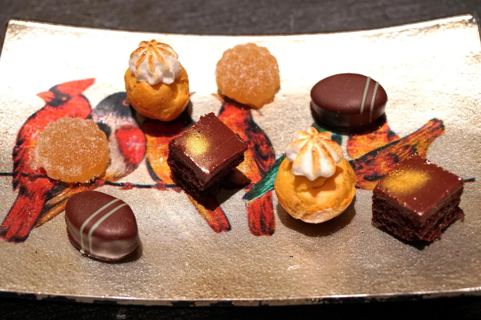 Petit Four (Complimentary) เปอตีโฟส์ที่นี่ประกอบไปด้วยมินิเค้กช็อคโกแลตครีมส้ม พัฟไส้เชอรี่ออนทอปด้วยเมอเเรงก์ ช็อคโกแลตสอดไส้คอนยัคและอัลมอนต์ และเจลลี่ทำจากลูกแพร์ ปิดท้ายมื้ออาหารอย่างสมบูรณ์ (14/20)