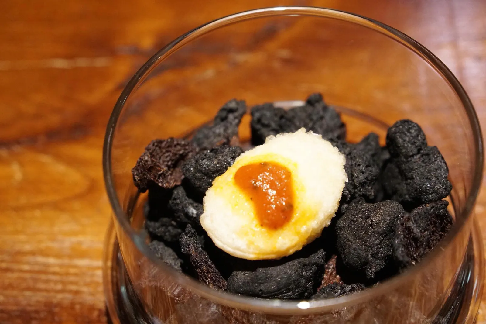 Amuse bouche (Complimentary) อมูสบูชจานเเรกทางร้านนำเสิร์ฟ Pizza เป็นพิซซ่าขนาดจิ๋วทอดกับ Burrata cheese ตอนทานจะได้เนื้อสัมผัสเคี้ยวกรอบ มีกลิ่นหอมมันของชีสเสริมกับรสเปรี้ยวช่วยเรียกน้ำย่อยได้ดี อร่อยมาก (15/20)