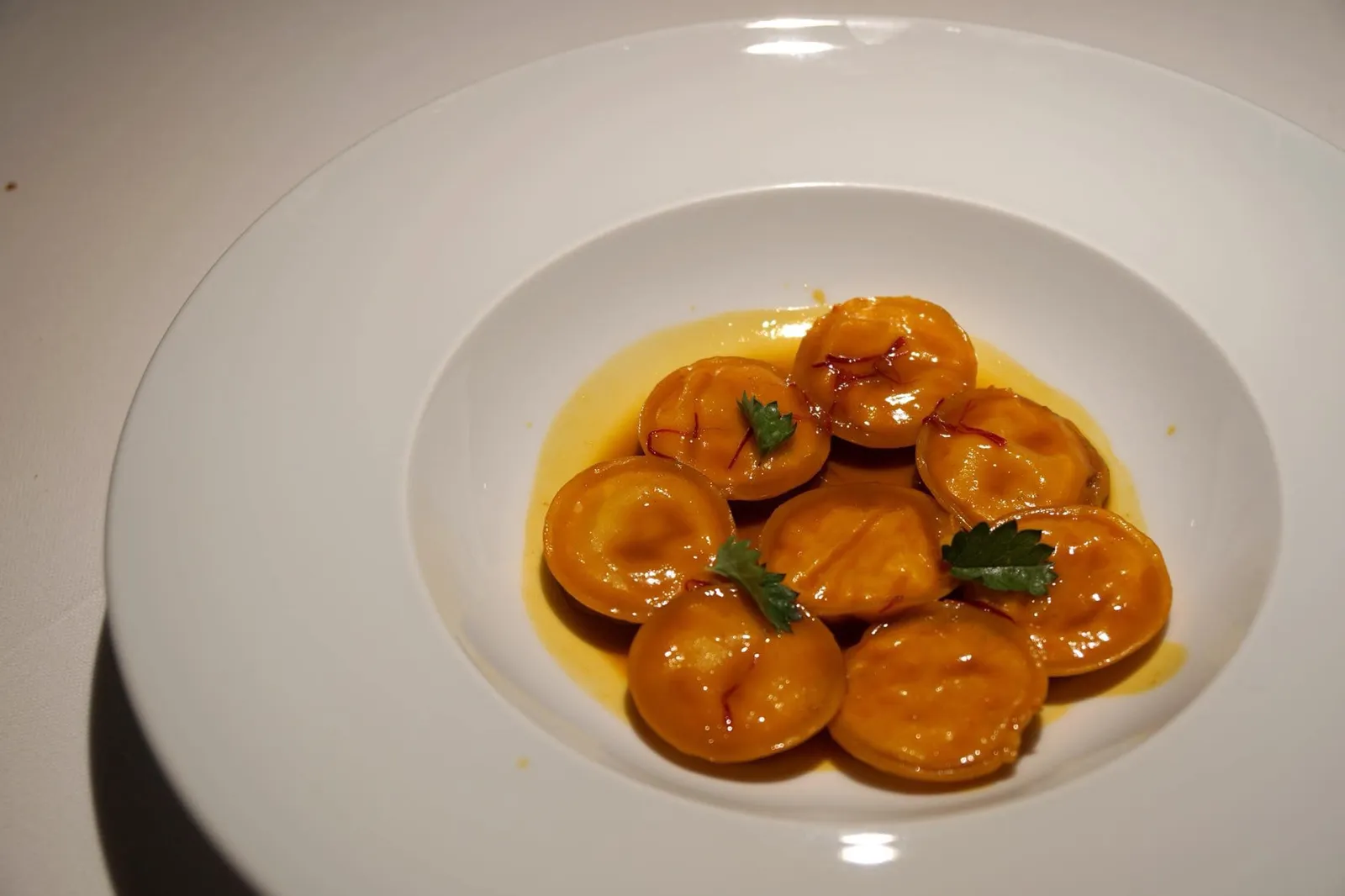 Omaggio ad Antonio Carluccio: bottoncini ai gobetti e zafferano (22 EUR) อีกจานเด็ดของวันนี้คือพาสต้าโฮมเมดโดย Antonio Carluccio ซึ่งเป็น Cerebrated chef และ Italian food expert ในประเทศอิตาลี ตัวพาสต้มเบือกใช้เป็น Bottoncini รูปร่างคล้ายเกี๊ยว ข้างในเป็นกุ้งท้องถิ่น Gobetti shrimp รสหวานจับคู่แซฟรอนหรือหญ้าฝรั่น (15/20)