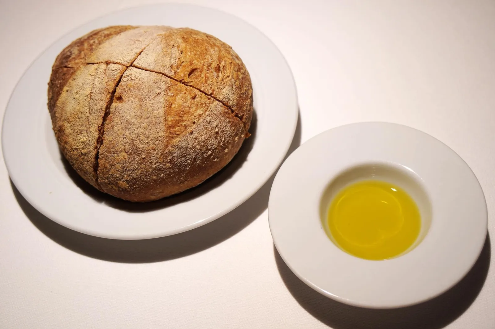 Home-made Local Bread (Complimentary) สำหรับขนมปังขนมปังทางร้านอบสดใหม่ทุกวัน เสิร์ฟกับกับน้ำมันมะกอก (15/20)