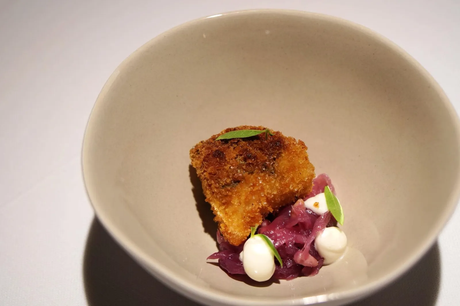 Amuse-bouche (Complimentary) Fried Mackerel with Mozzarella, Sweet Onion and Mayonnaise สำหรับอมูสบูชที่นี่จัดเสิร์ฟเป็นปลาแมคเคอเรลท้องถิ่น นำไปทอดจนกรอบมีสีเหลืองทอง ทานกับหอมใหญ่รสออกหวาน และมายองเนสรสชาติตัดกัน อร่อยดี จากจุดนี้จะเห็นได้ถึงอิทธิพลของอาหารเอเชียที่มีต่อร้าน อิล ติโน่ชัดเจนตั้งเเต่จานเเรกเลยทีเดียว (14/20)