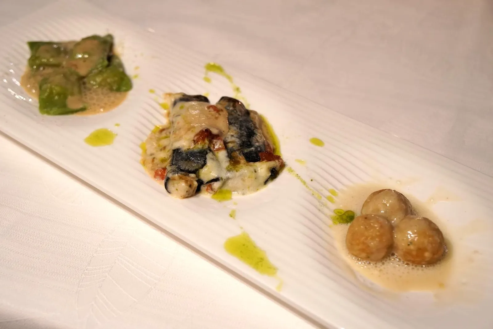 Lobster trilogy: lobster ravioli, cannellone au gratin and “canederli” dumplings ถัดมาคือกุ้งล็อบสเตอร์เสิร์ฟสามแบบ อย่างแรกคือ Lobster Ravioli หรือเกี๊ยวกุ้งขนาดเล็ก เเป้งราวิโอลีทำออกมาหนาไปเล็กน้อย ไส้ข้างในมีรสหวานธรรมชาติจากเนื้อกุ้ง อย่างที่สองคือกราแตงล็อบสเตอร์ มีกลิ่นหอมของสาหร่ายเด่นชัดมาก และอย่างที่สามทำออกมาคล้ายลูกชิ้นกุ้ง เนื้อสัมผัสของลูกชิ้นเนียนนุ่ม ทานกับชีสหอมๆ อร่อยใช้ได้ (12/20)