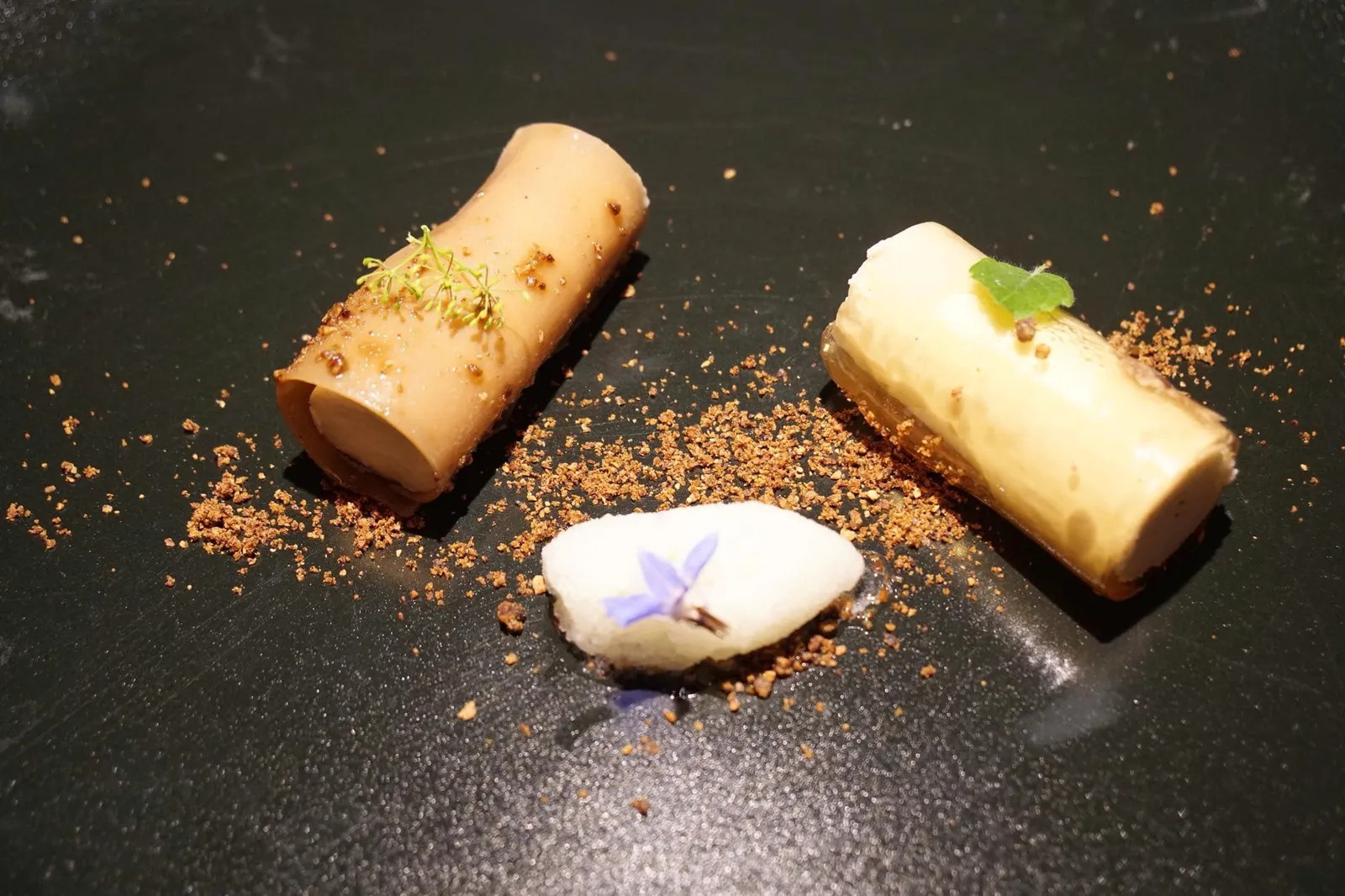 Cocco, banana e lime (12 EUR) สุดท้ายคือของหวาน ตรงกลางเป็นคล้ายมูสเนื้อเนียนทำจากกล้วยผสมมะพร้าว ข้างนอกเป็นแผ่นเจลใสๆ ทานเเบ้วชวนนึกถึงลูกชุบบ้านเรามากๆ ขนาบข้างด้วยซอเบท์มะนาวรสเปรี้ยว ตัดรสกันได้ดี (14/20)