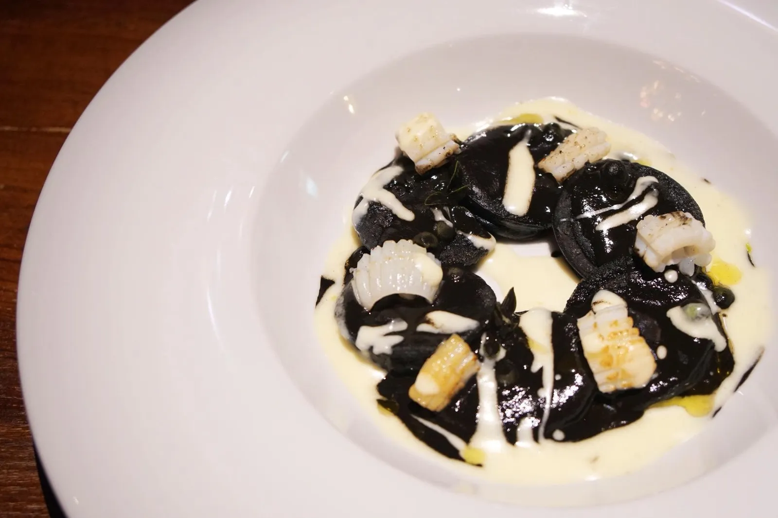 Ravioli Pan Brown, Peas, Squid and Black Squid Ink, Burrata and Basil (30€) พาสต้าที่เราเลือกทานคือราวิโอลีหรือเกี๊ยวอิตาเลียน ข้างบนเป็นเนื้อปลาหมึก และหมึกดำของปลาหมึก ทานกับบูราต้าชีส จานนี้ราวิโอลีทำออกมาได้ Al Dente ดี หอมกลิ่นชีส มีเนื้อสัมผัสที่เเตกต่างของหมึกกับราวิโอลี อร่อยใช้ได้ ยังไม่ถึงกับว้าว (14/20)