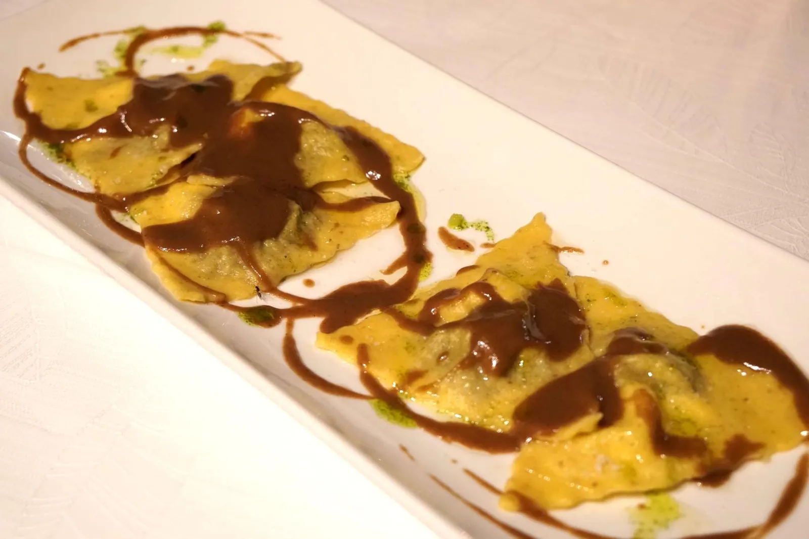 Double maize-flour raviolo with venison and cheese fondue ถัดมาคือจานทีเด็ดของมื้อนี้ ราวิโอโล หรือเกี๊ยวอิตาเลียนขนาดใหญ่ทำออกมาแป้งหนากำลังดี มีความเคี้ยวกรึบแบบ Al Dente สอดไส้เนื้อกวางมีกลิ่นหอมคลุ้งเป็นเอกลักษณ์ทันทีที่ตักเข้าปาก ทานเคล้าผสมกับชีสฟองดูสไตล์สวิส ถือเป็นจานอาหารป่าพื้นบ้านของเมืองแถบภูเขา Dolomite อย่างแท้จริง (14/20)
