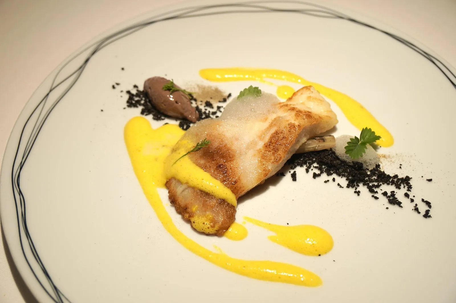 Rombo fritto dorato, limone, olive e capperi (25 EUR) สำหรับอาหารจานหลักเราเลือกทานปลา Turbot ที่ทอดด้วยน้ำมันมะกอกมาจนมีสีเหลืองทอง สุกพอดี กรอบนอกนุ่มใน ราดด้วยซอสเลมอนรสเปรี้ยวสีเหลืองฉูดฉาด โรยด้วยเคเปอร์ เข้ากันได้ดี (14/20)