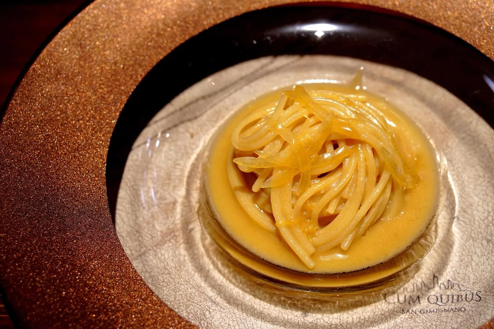 Spaghetti Mancini, Smoked Butter, Dashi, Citrus (32€) พระเอกของค่ำคืนนี้ต้องยกให้กับจานนี้ สปาเก็ตตี้มันซินี Mancini ซึ่งเป็นพรีเมี่ยมพาสต้า และเป็นสปาเก็ตตี้ที่ทำออกมาได้อัลเดนเต้ เหนียวนอก กรุบใน ผัดกับเนยที่ถูกนำรมควัน และมีกลิ่นซิตรัสรสเปรี้ยวอ่อนๆ จานนี้ดูหน้าตาธรรมดาเเต่รสชาติซับซ้อนเเละลงตัวมาก ที่สำคัญคือกลิ่นช่างหอมน่าทานตั้งเเต่ยกมาเสิร์ฟเลยทีเดียว (16/20)