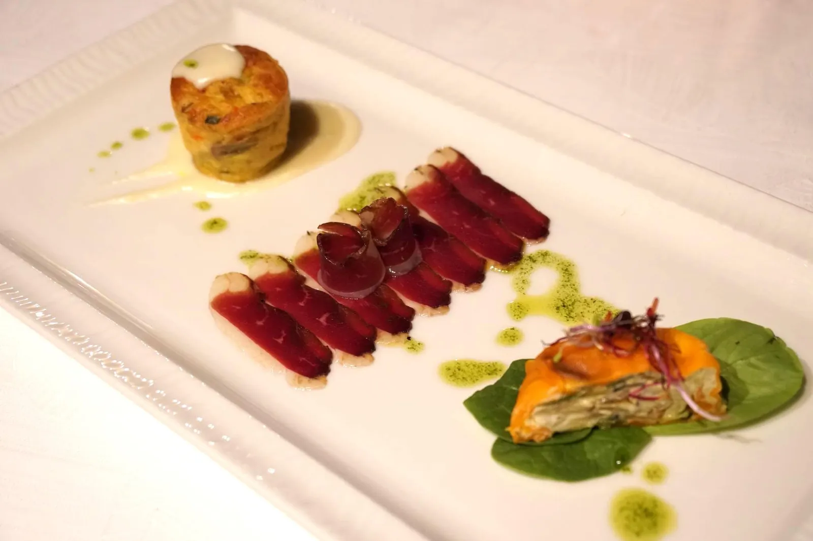 Flavours from the kitchen garden: flan of vegetables and Puzzone cheese fondue, a crock of vegetables with duck speck and herb cheese สำหรับจานแรกเป็นอาหารเรียกน้ำย่อยสามอย่างโดยใช้องค์ประกอบหลักเป็นผักจากในสวนของทางร้าน ด้านซ้ายทำเป็นซูเฟลผักขนาดเล็ก ทานคำเดียวหมดได้ ตรงกลางเป็นอกเป็ดรมควัน มีรสออกเค็มพอดีๆ มีกลิ่นหอมจากการรมควัน อร่อยมาก ส่วนด้านขวาเป็นผักกับชีส อันนี้รสค่อนข้างจืด เนื้อผักนิ่มจนละเอียดไปหน่อย (12/20)